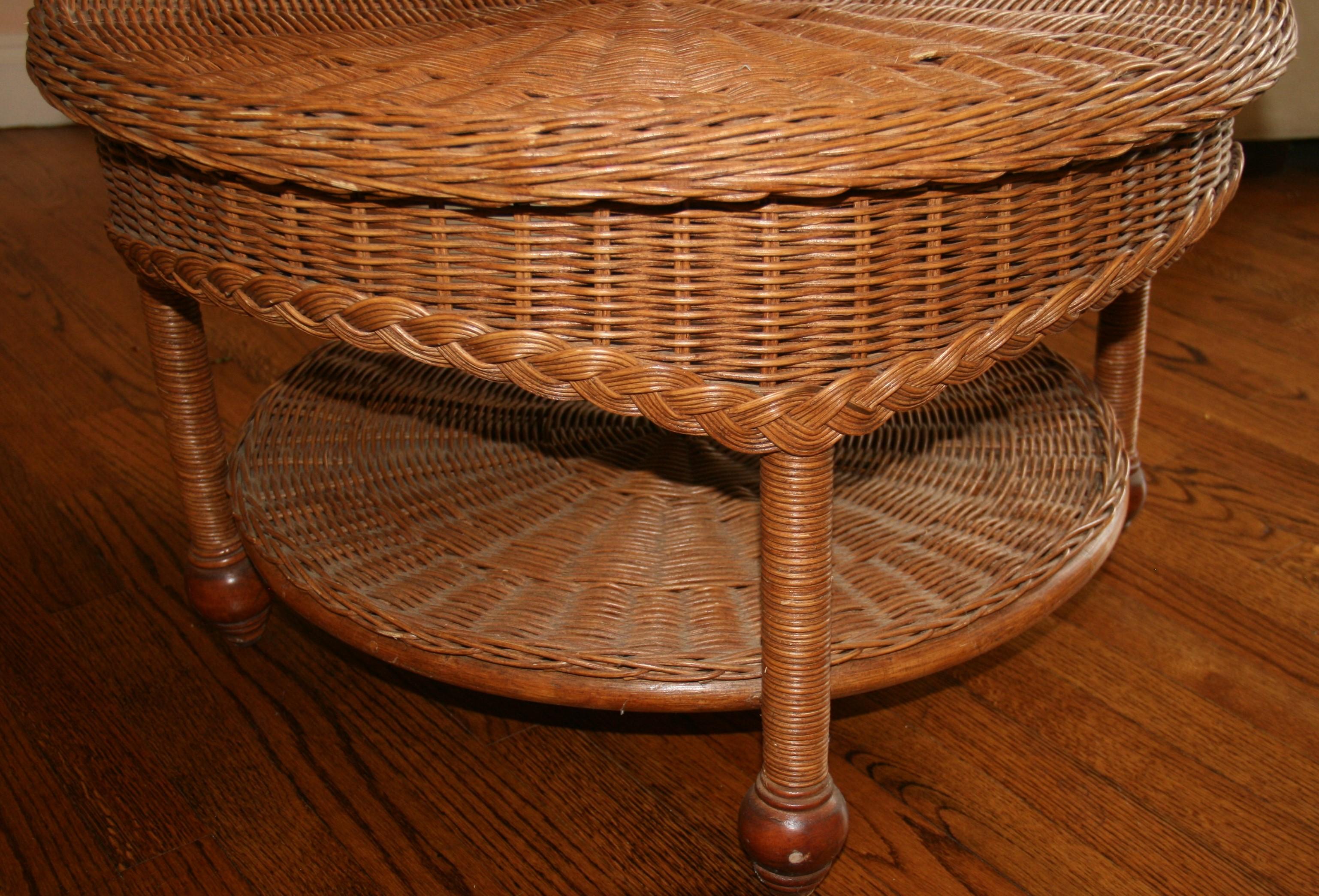 Wicker Round Two level Coffee Table In Good Condition For Sale In Douglas Manor, NY