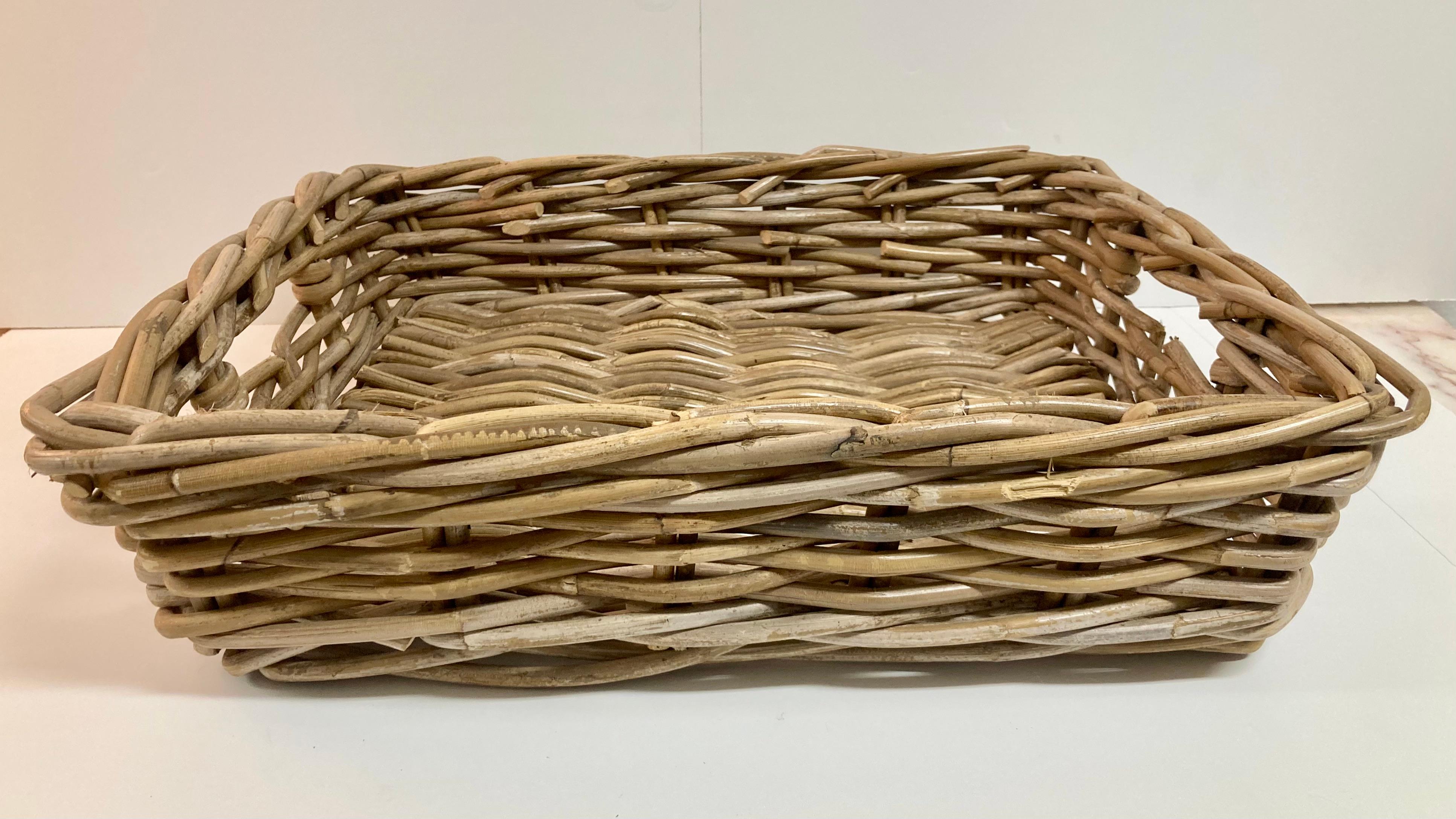 Plateau de service en osier Boho Chic avec 2 poignées robustes. Idéal pour le petit-déjeuner au lit ou pour servir les invités lors d'un événement. Ajoutez un peu de style Boho Chic à votre maison.