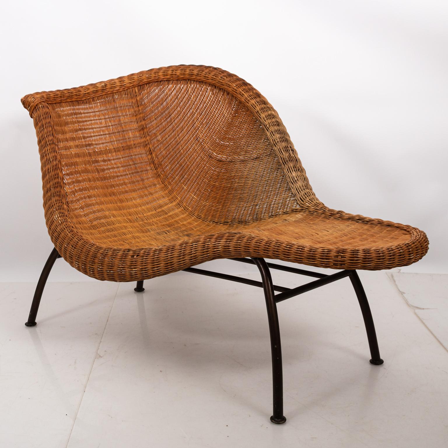 Chaiselongue-Sessel aus lackiertem Geflecht mit Metallgestell:: um 1970. Bitte beachten Sie die altersbedingten Abnutzungserscheinungen:: einschließlich kleinerer Schäden an der Oberfläche des Geflechts. Hergestellt in England.