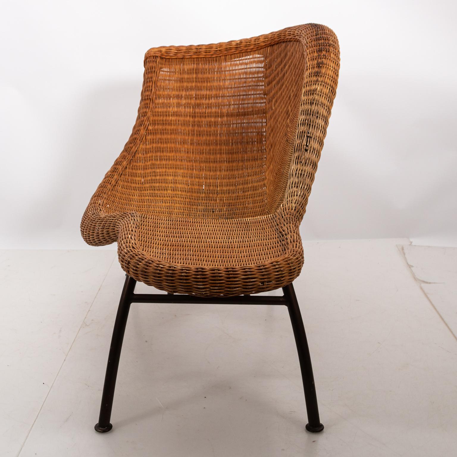 Wicker Shaped Chaise Lounge Chair mit Metallgestell (Moderne der Mitte des Jahrhunderts)