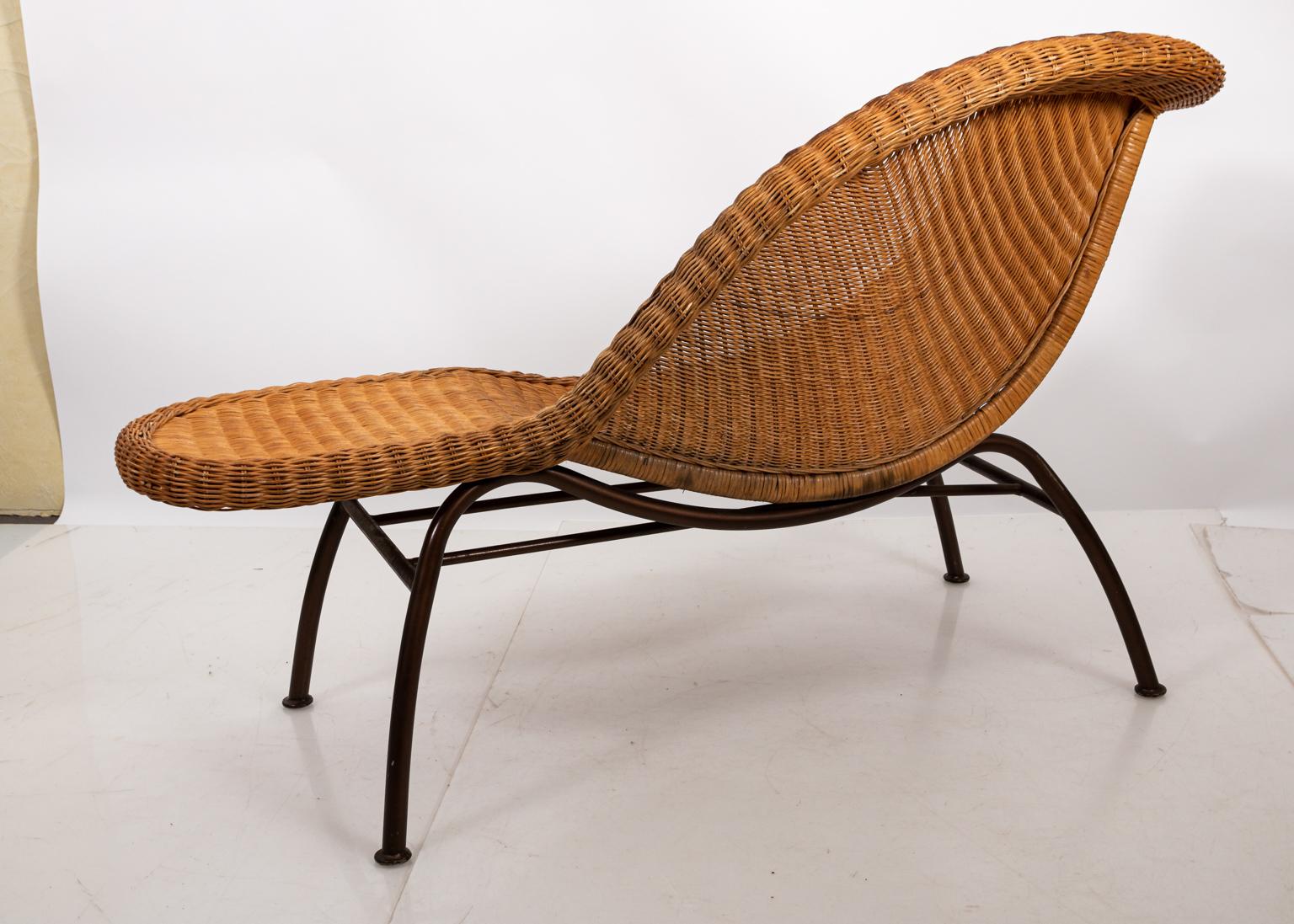 Wicker Shaped Chaise Lounge Chair mit Metallgestell im Zustand „Gut“ in Stamford, CT