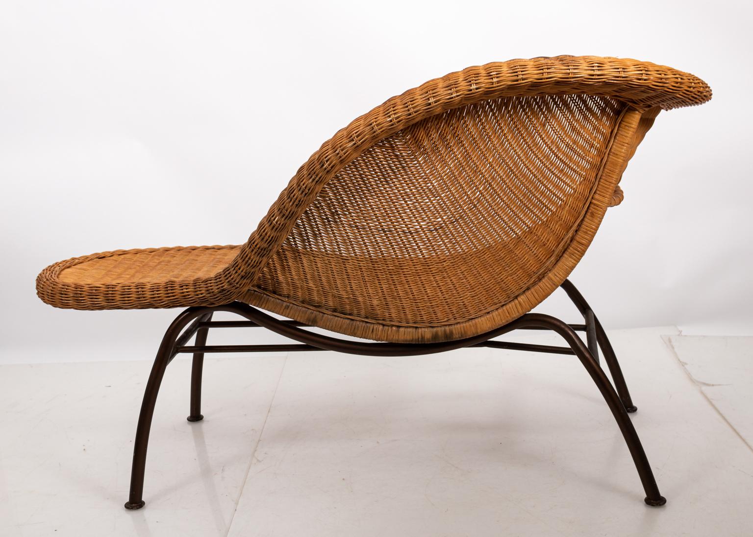 Wicker Shaped Chaise Lounge Chair mit Metallgestell (20. Jahrhundert)