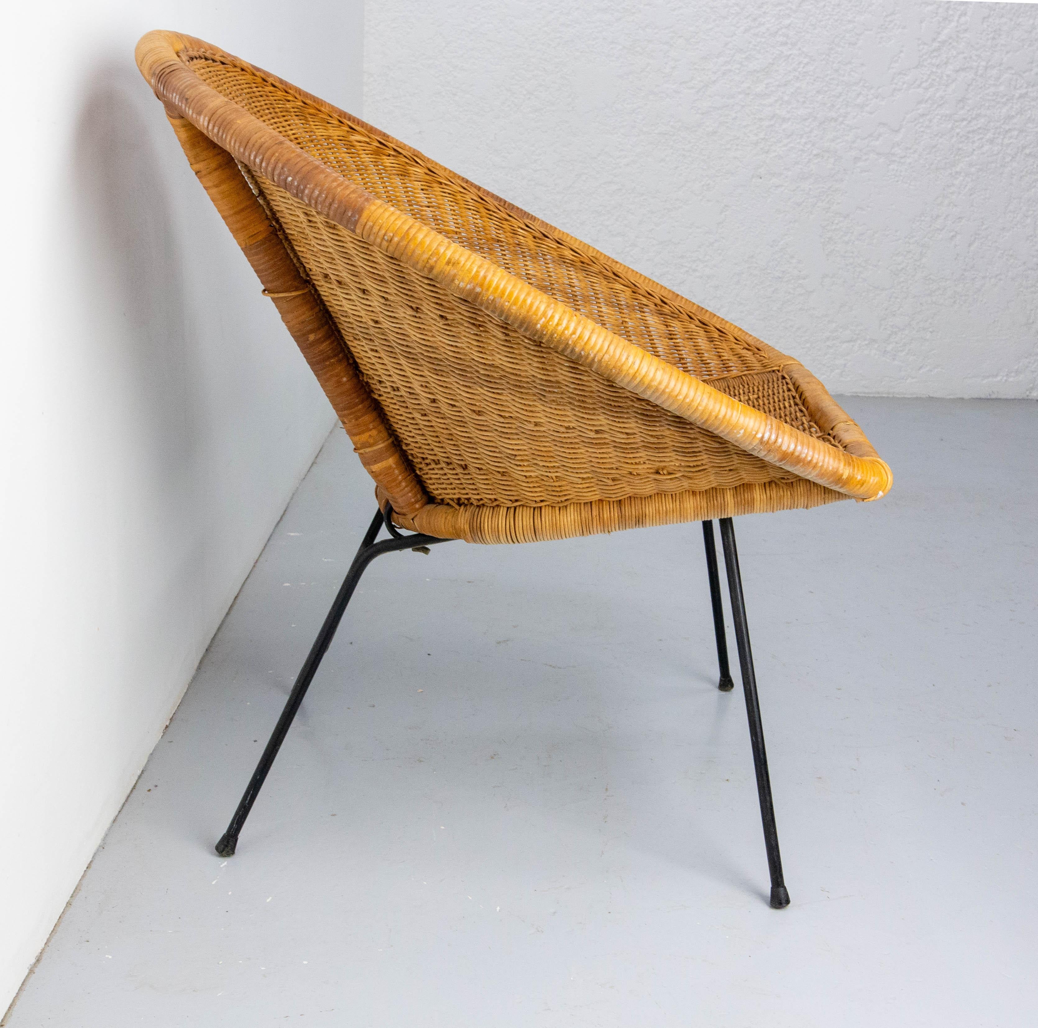 Wicker Shell Armchair on Metal Base French, circa 1960 In Good Condition For Sale In Labrit, Landes