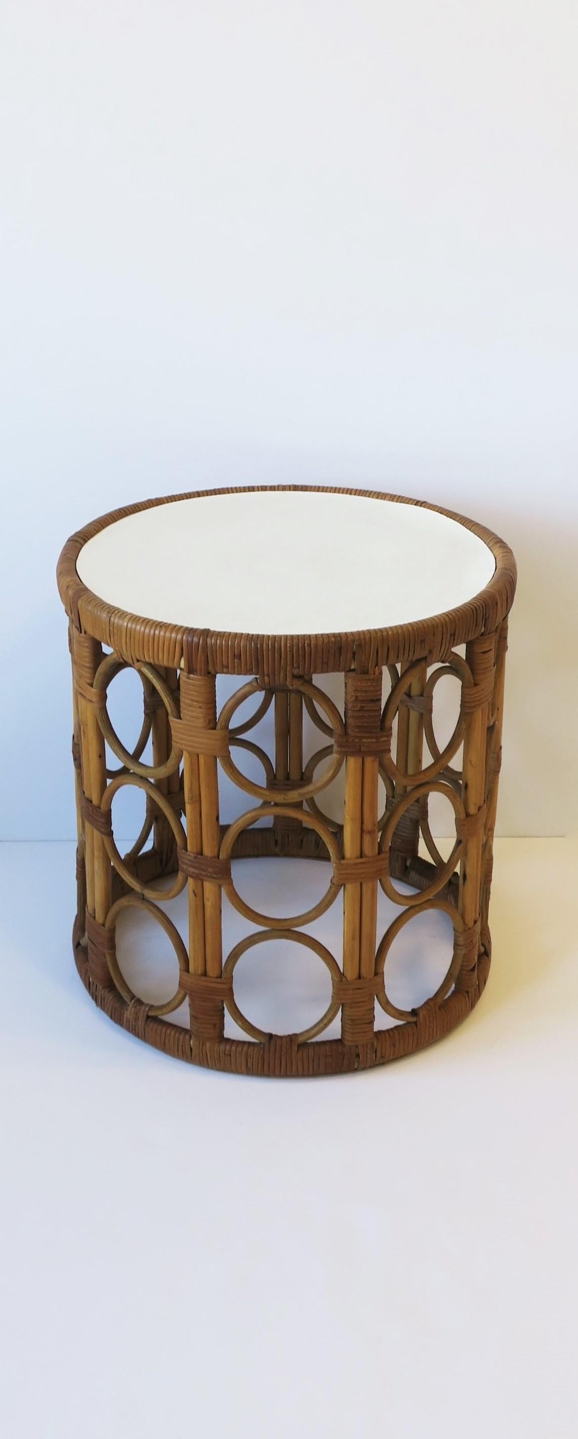 Wicker Round Side Drinks or End Table  In Good Condition For Sale In New York, NY