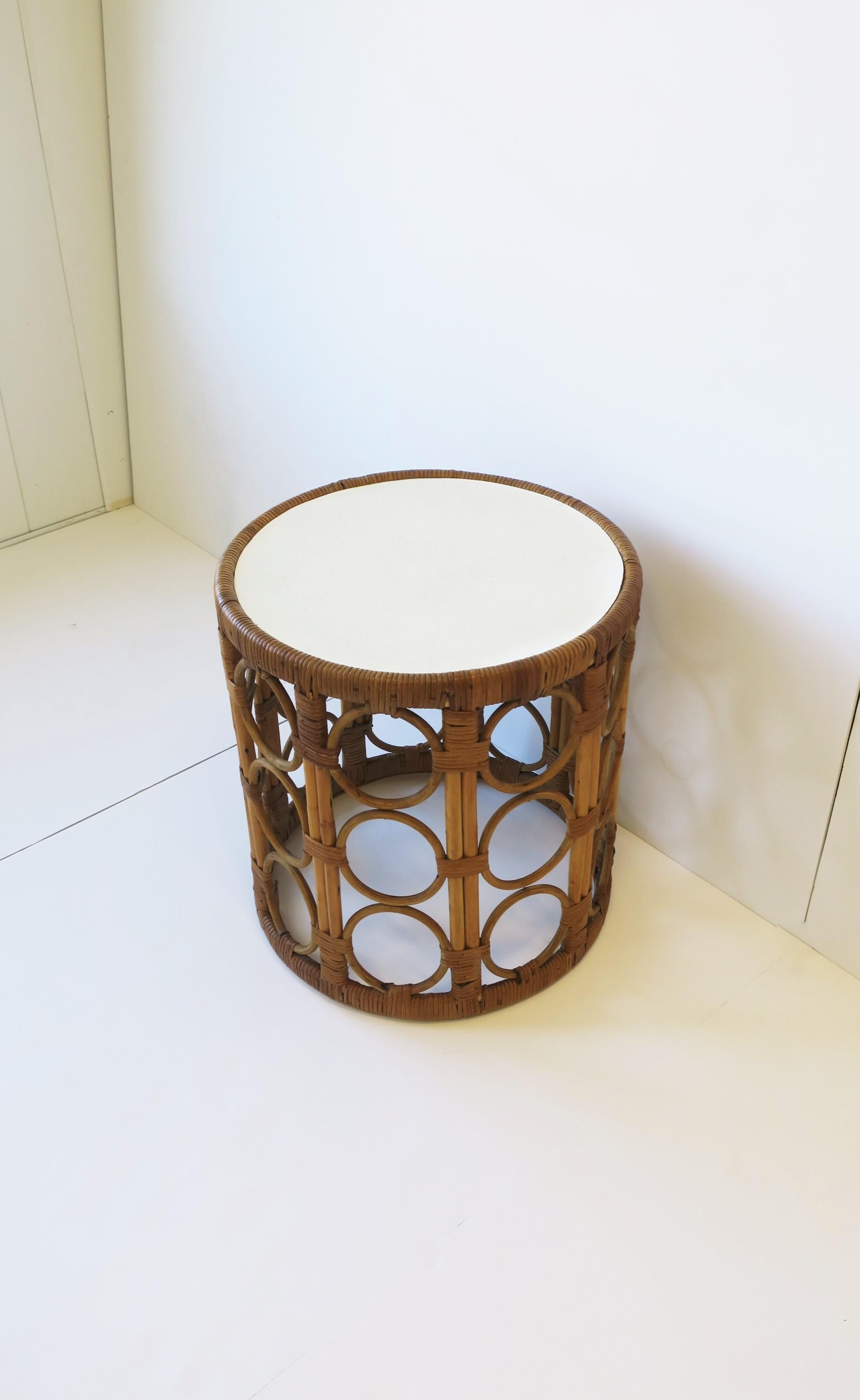 Wicker Round Side Drinks or End Table  For Sale 2