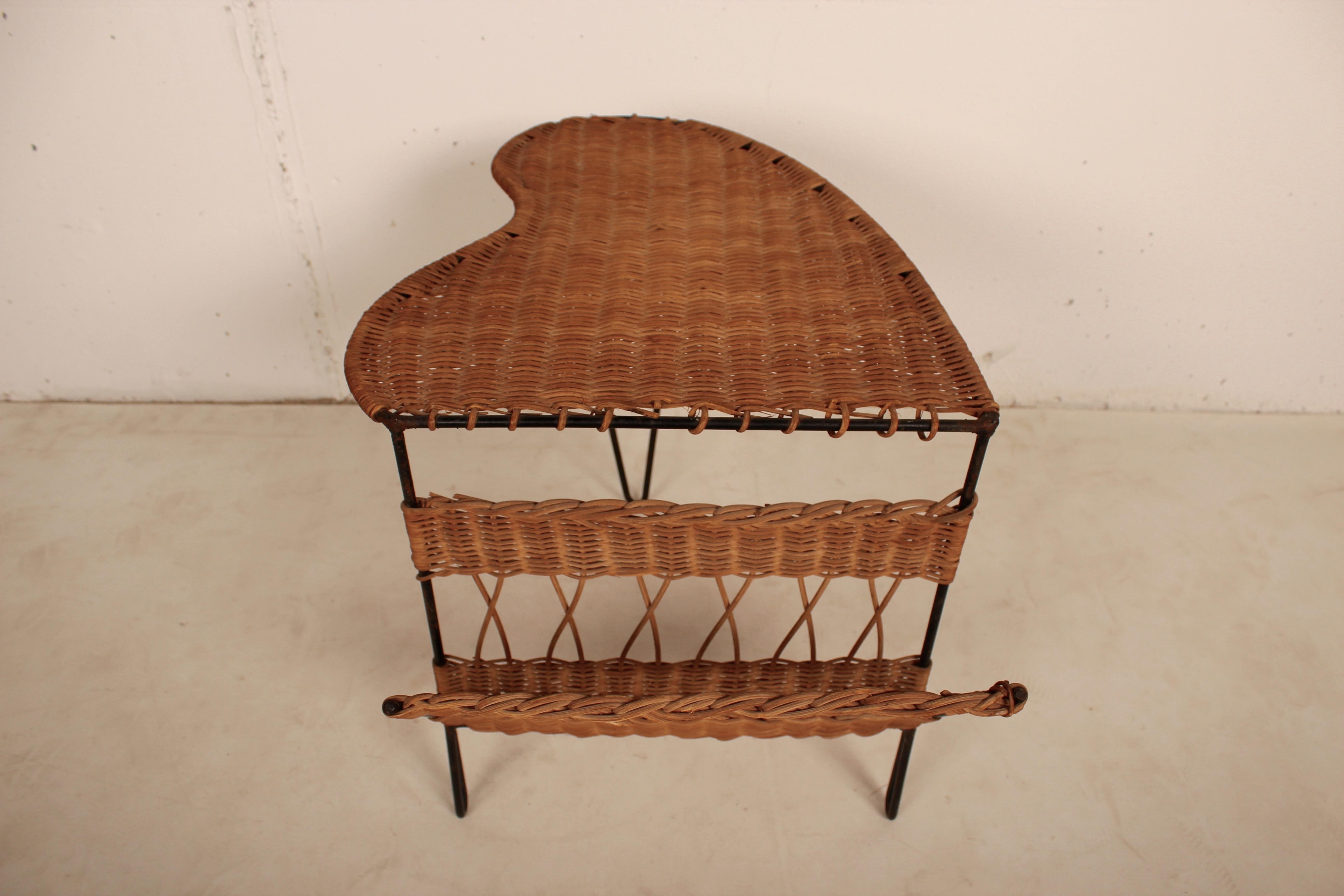 Wicker Side Table with Magazine Holder by Raoul Guys, France, 1950 In Good Condition In Santa Gertrudis, Baleares