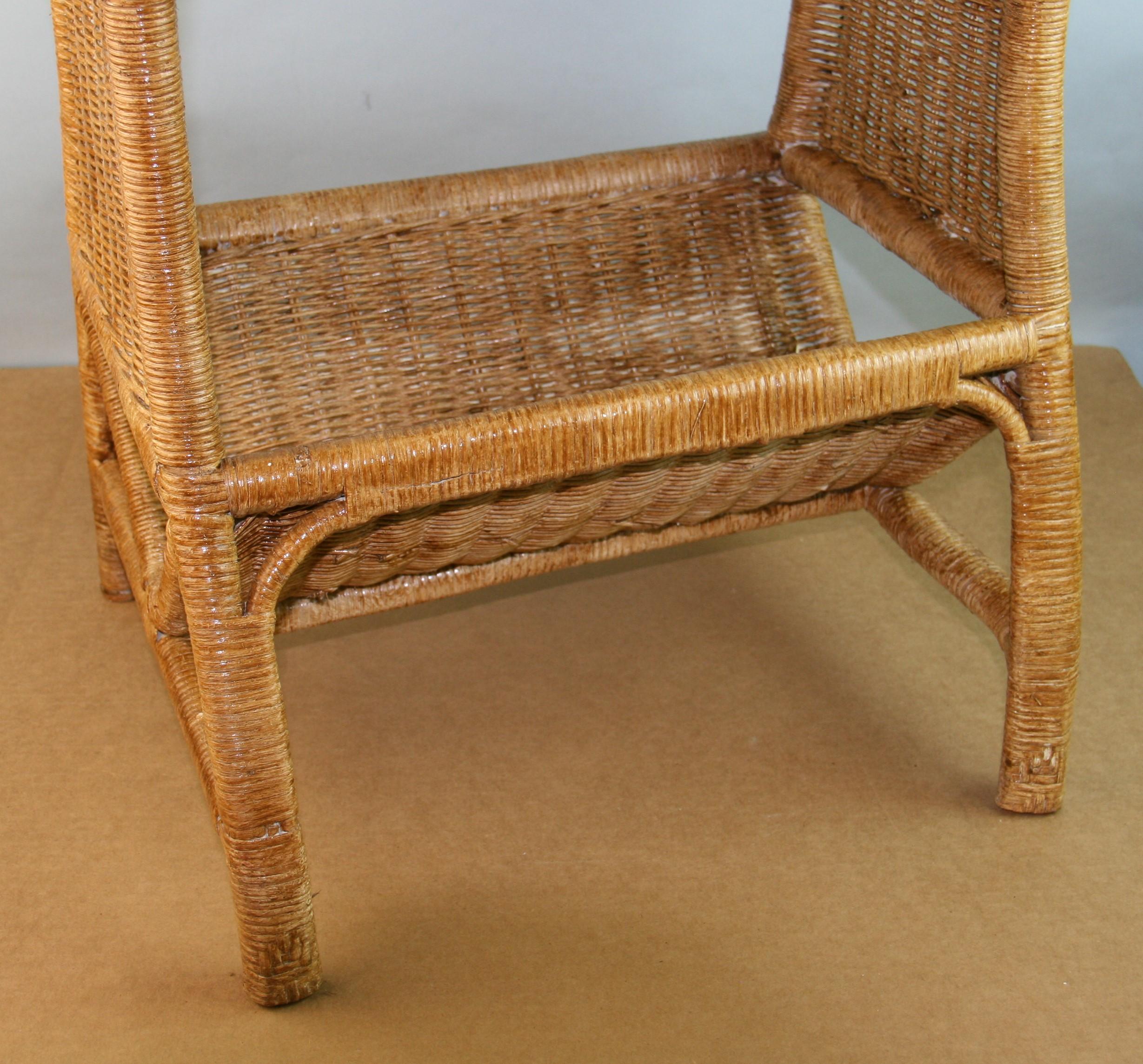 Wicker Side Table with Magazine Rack In Good Condition For Sale In Douglas Manor, NY