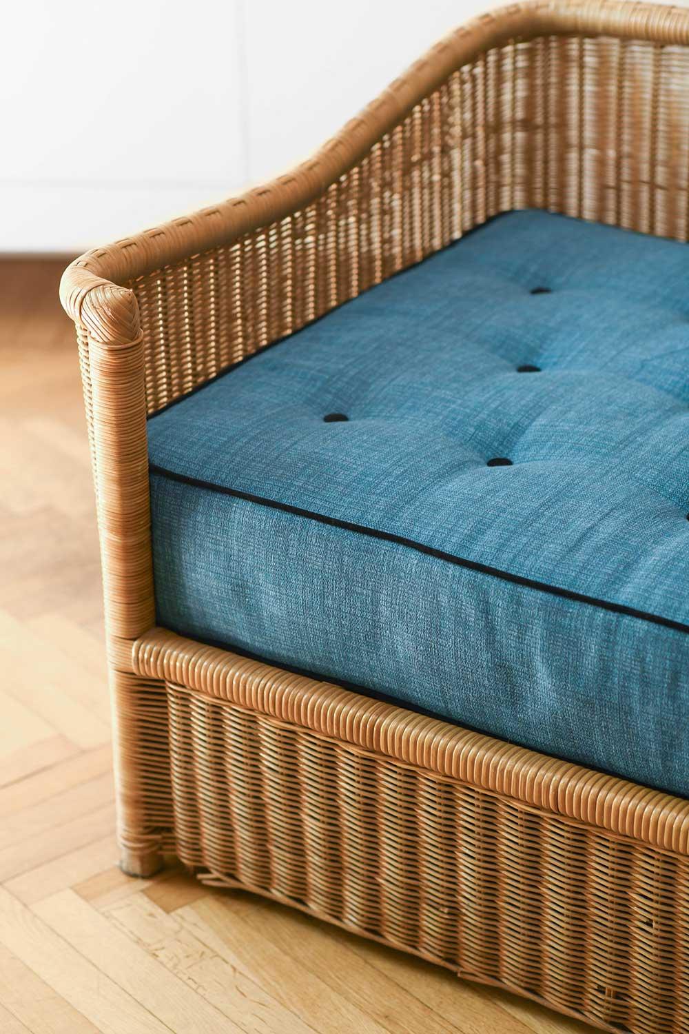 Wicker sofa complete with cushion
Product details
Dimensions: 185L x 70H x 90D cm