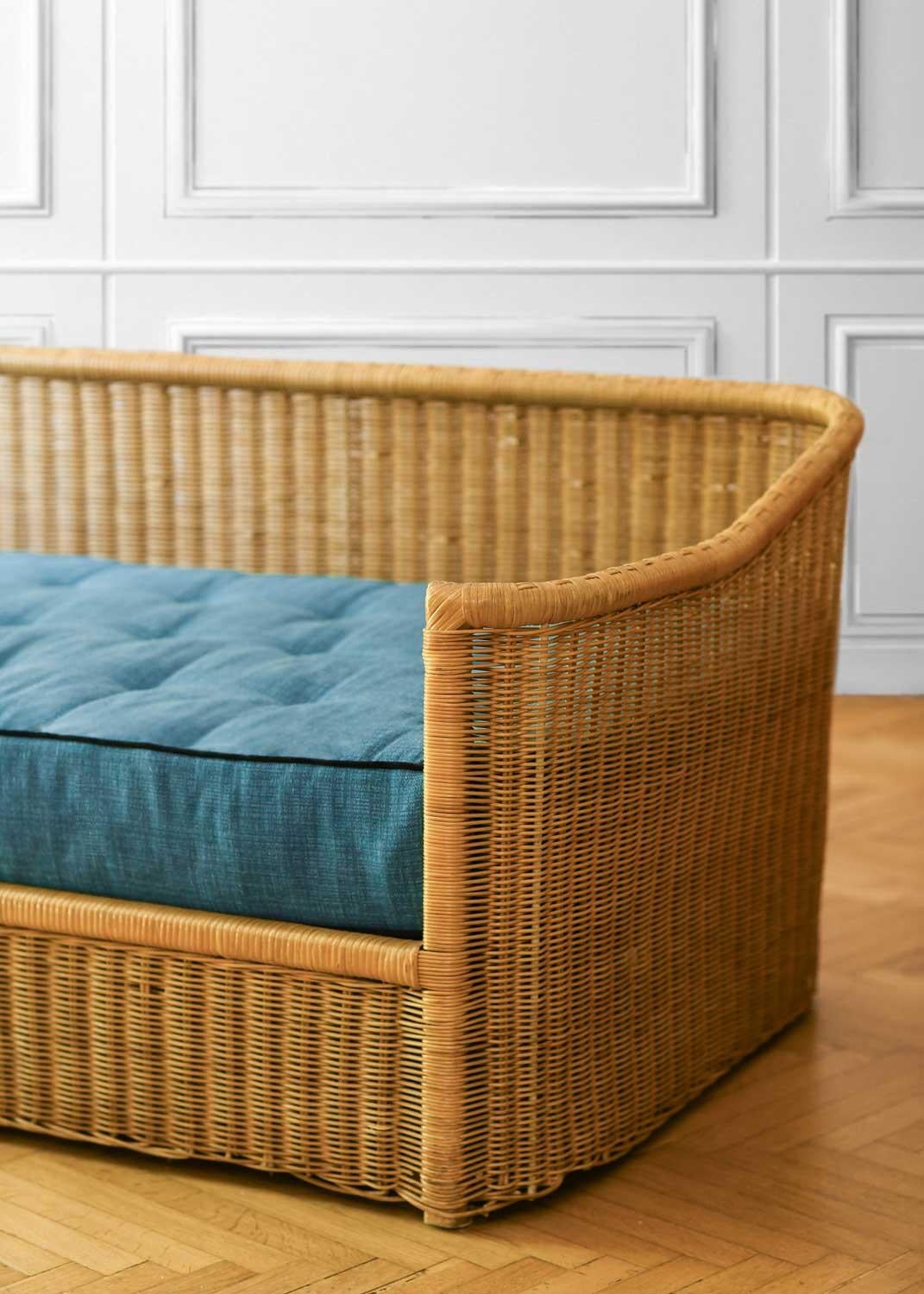 Late 20th Century Wicker sofa complete with cushion