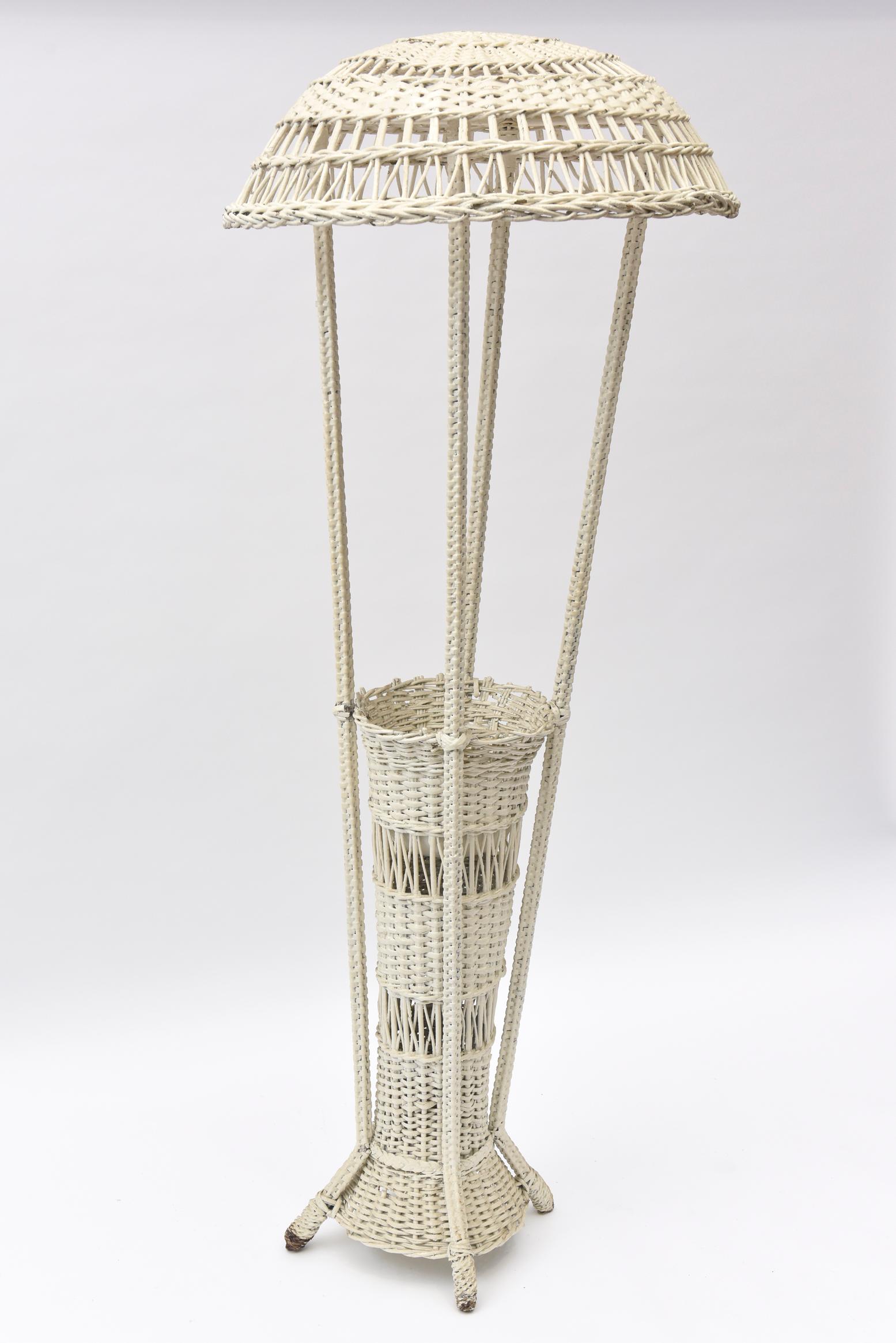 Américain Lampadaire sur pied en osier du début du 20e siècle avec base en forme de vase à fleurs en vente