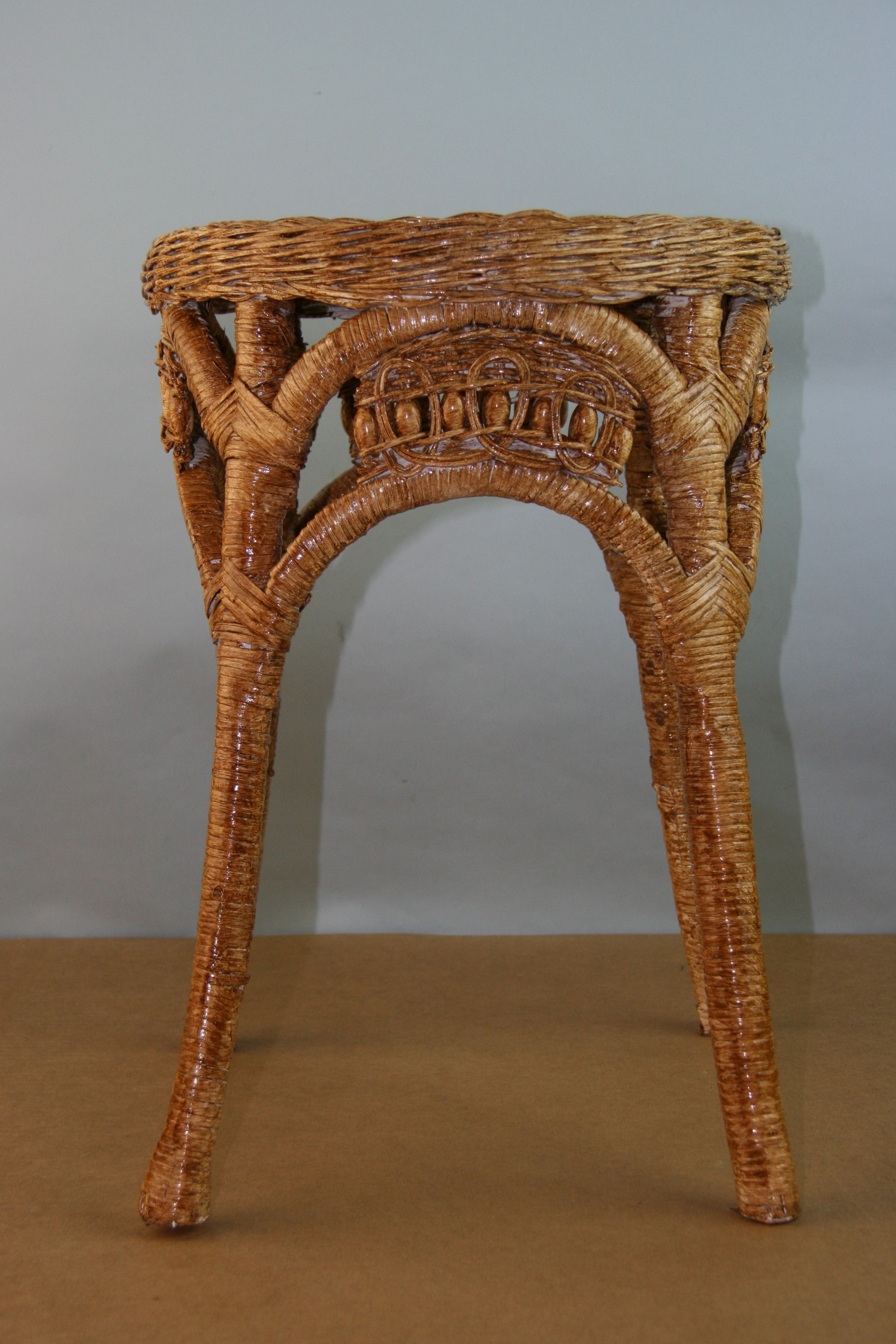 3-940 Wicker stool/plant stand.