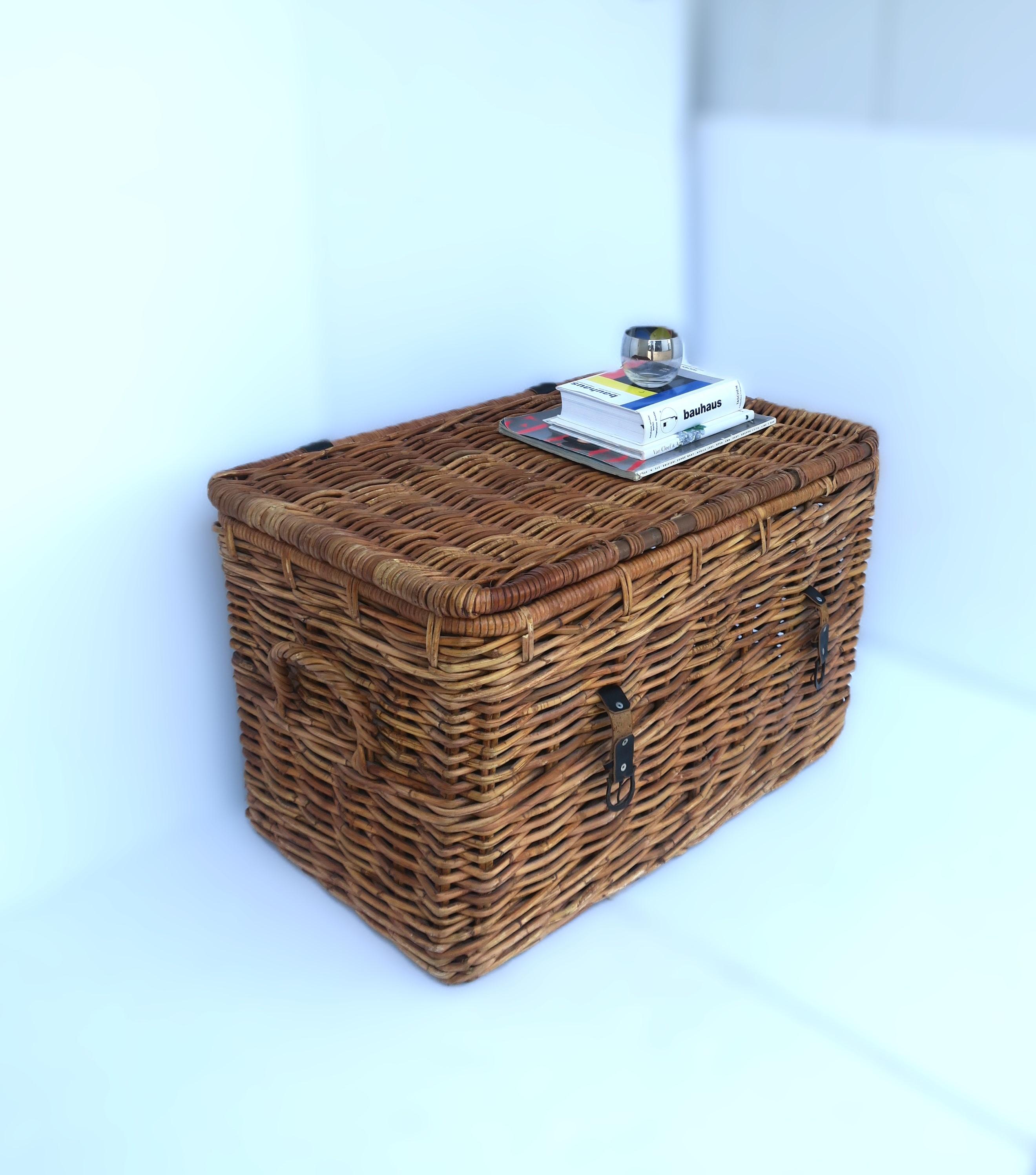 Wicker Basket Storage Trunk In Good Condition In New York, NY
