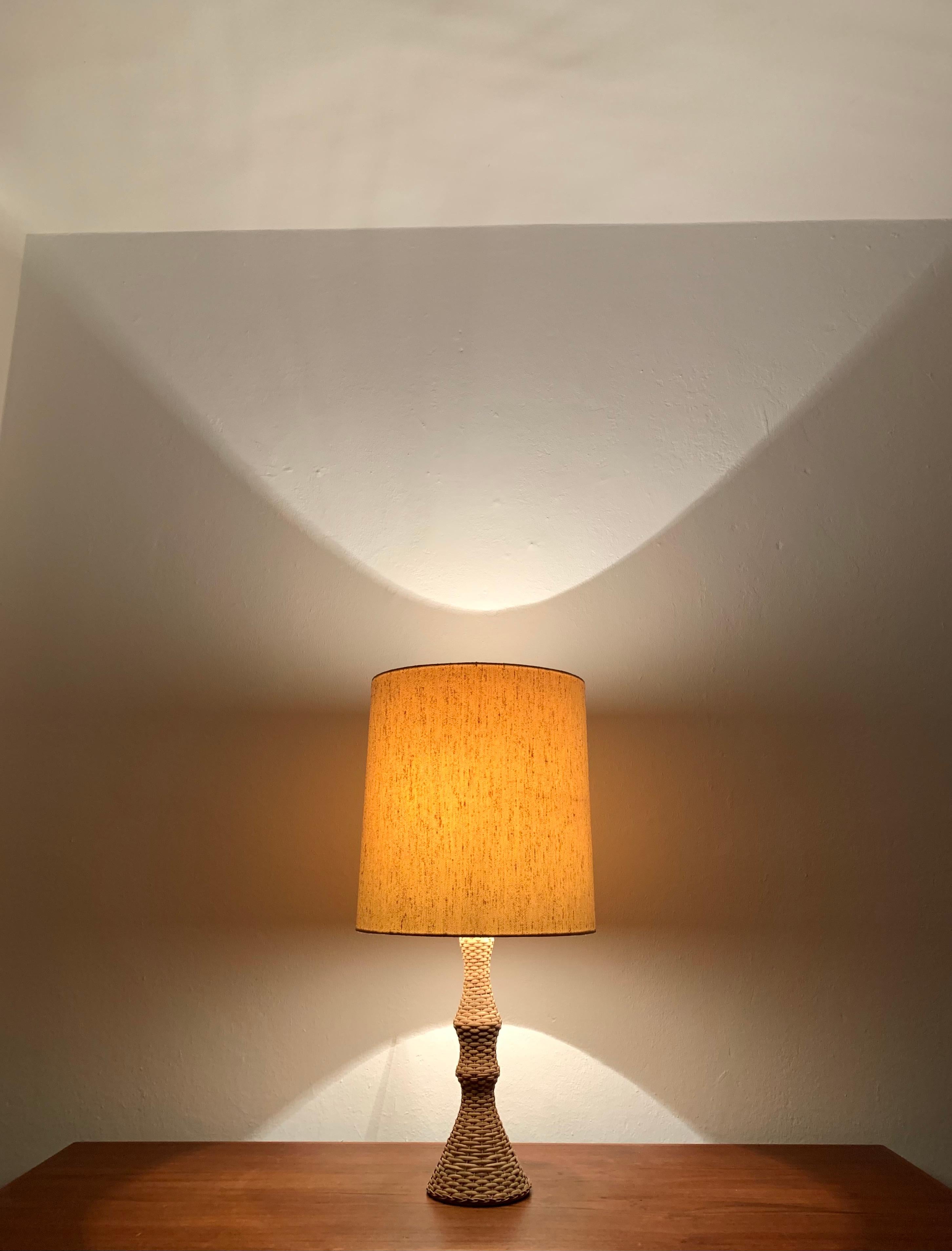 Tischlampe aus Korbgeflecht im Zustand „Gut“ im Angebot in München, DE