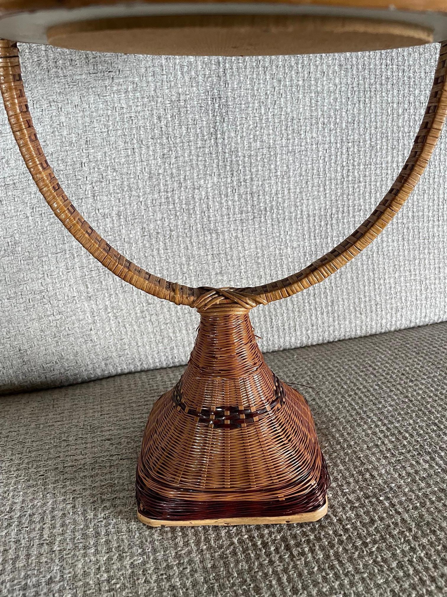 Vintage psychedelic rattan/wicker table mirror.
1970s tabletop psyche model.
The mirror tilts forward or backward.
The whole is in good condition.
This psyche is the result of manual work.
