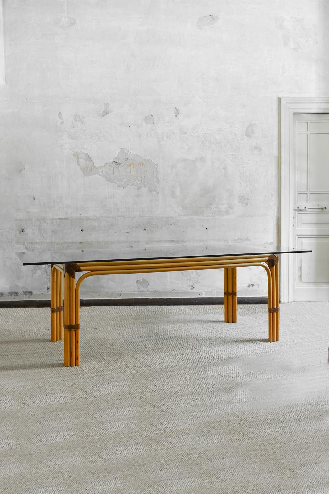 Table en osier avec fixations en cuir et plateau en verre - Studio Smania
Détails du produit
Dimensions : 250 L x 80 H x 110 D cm
Les chaises assorties sont disponibles sur notre site 1stDibs Ref : LU6911240728582