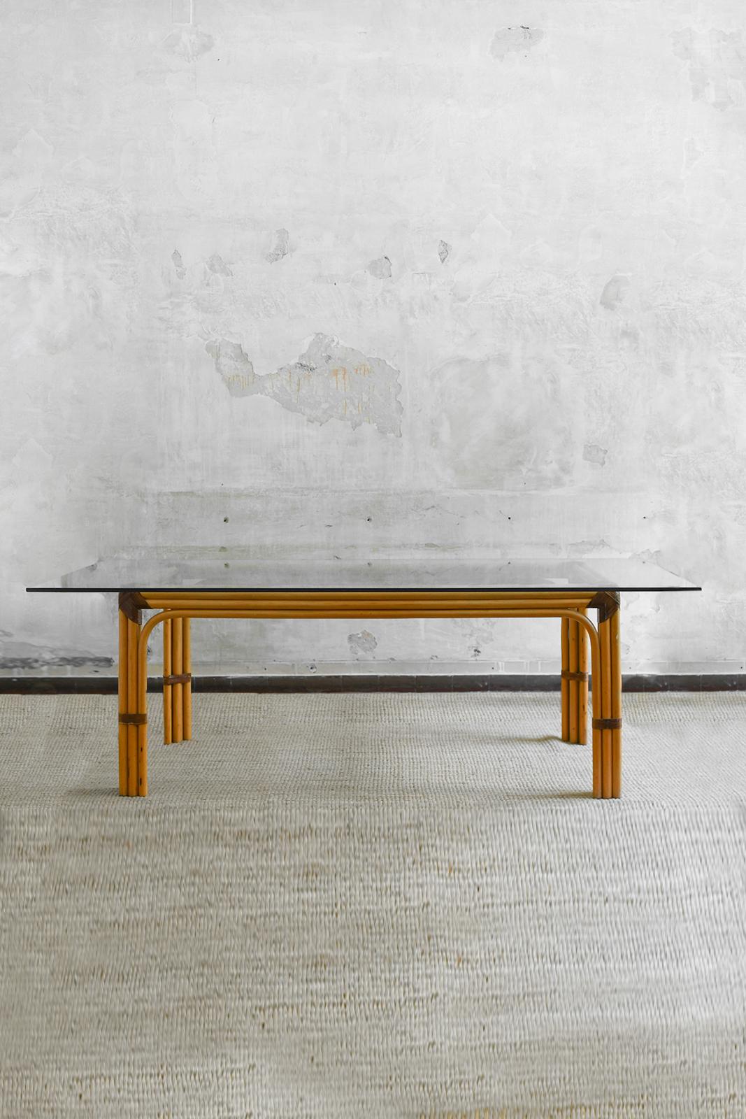 italien Table en osier avec fixations en cuir et plateau en verre - Studio Smania en vente