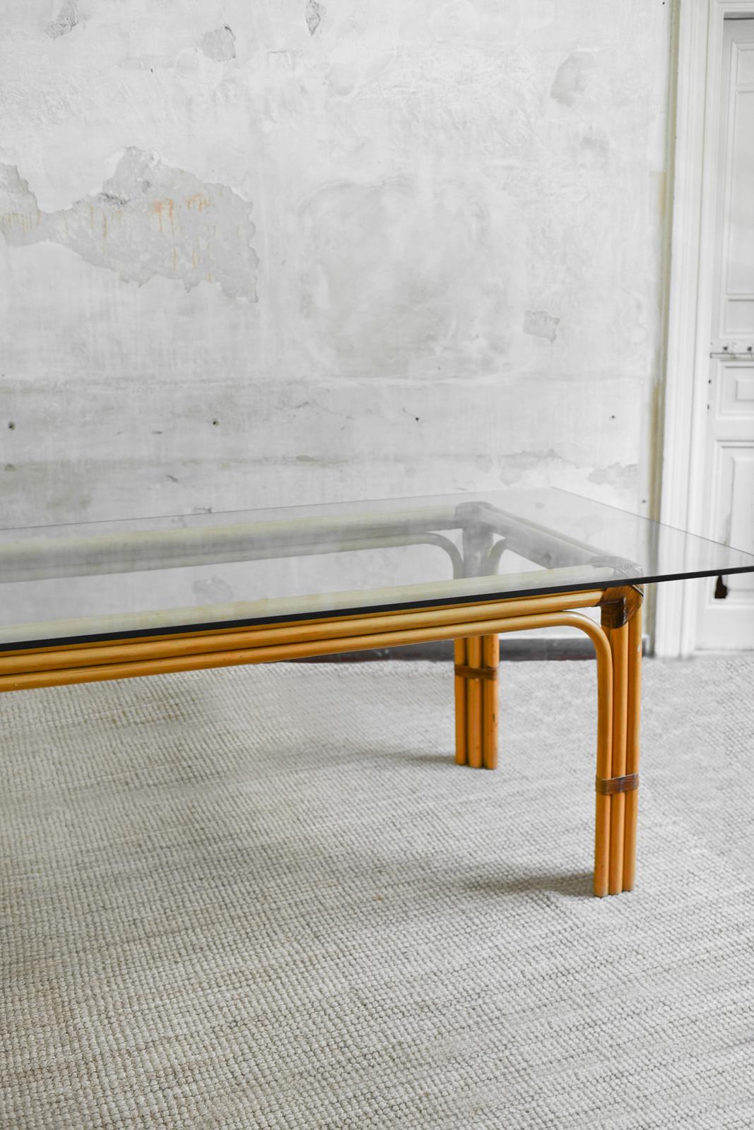 Fin du 20e siècle Table en osier avec fixations en cuir et plateau en verre - Studio Smania en vente