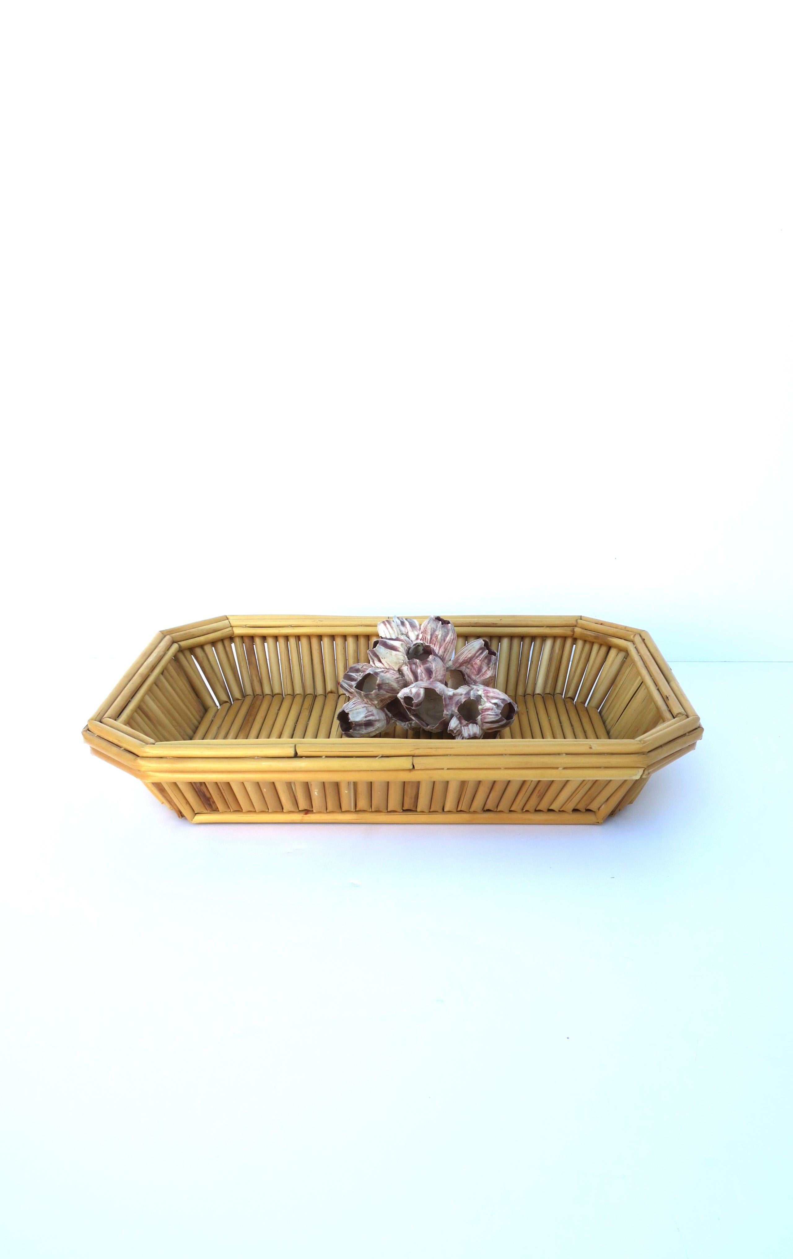 Wicker Tray Basket Centerpiece In Good Condition For Sale In New York, NY