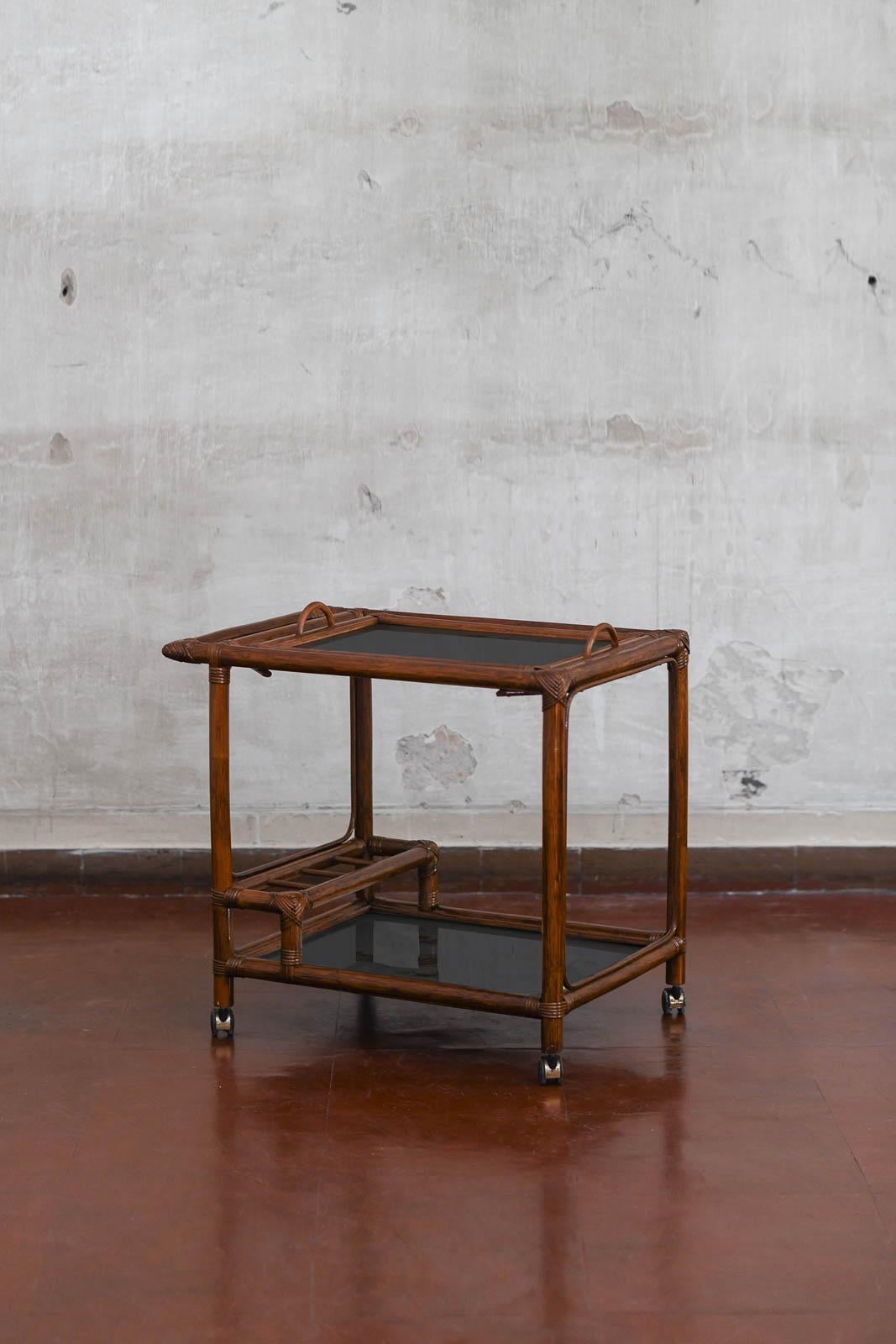 Chariot en osier avec double étagère, plateau à verre et porte-bouteille
Dimensions 73 L x 67 H x 52 P cm