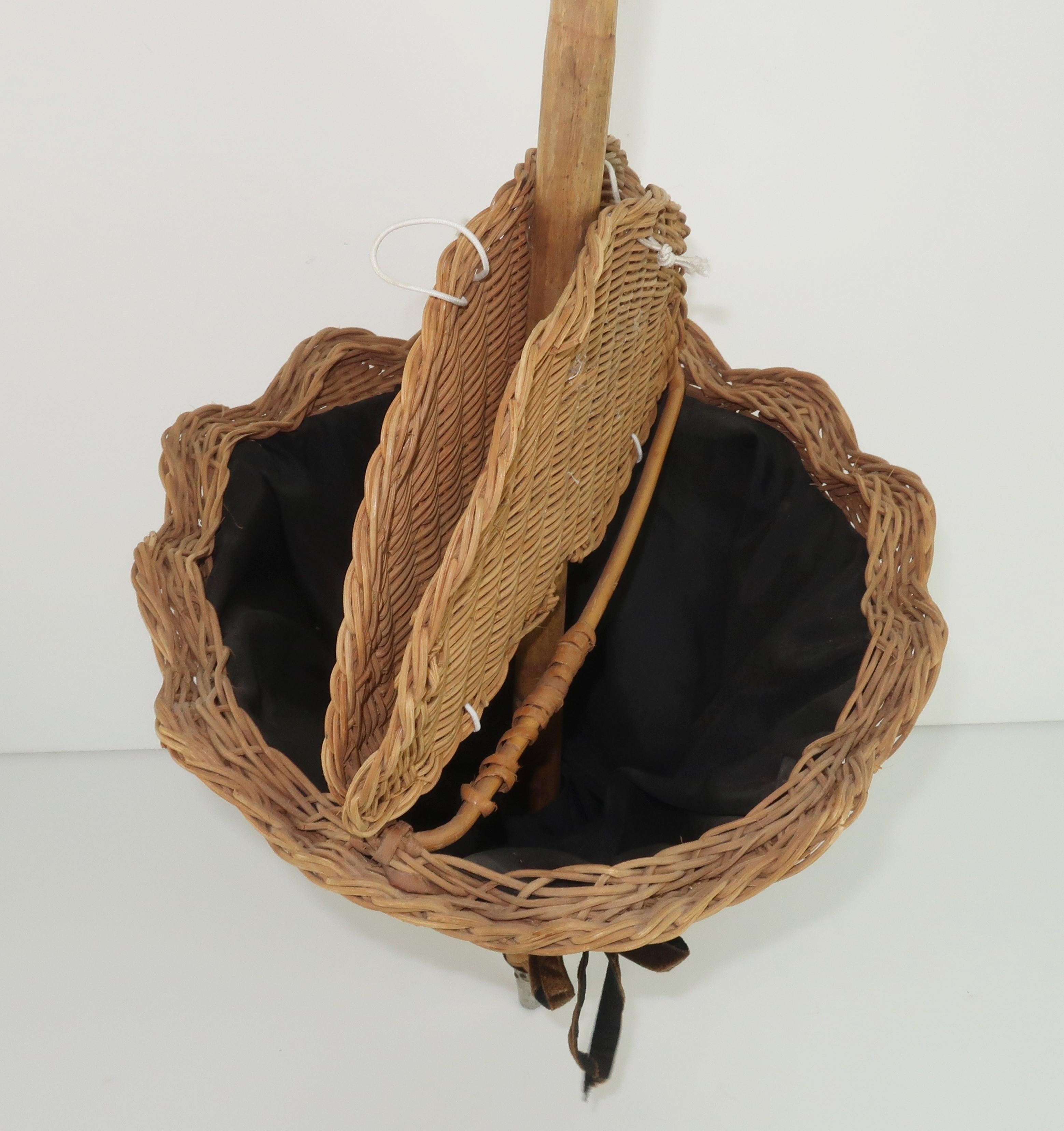 Wicker Umbrella Parasol Basket Novelty Handbag, 1950's In Good Condition In Atlanta, GA