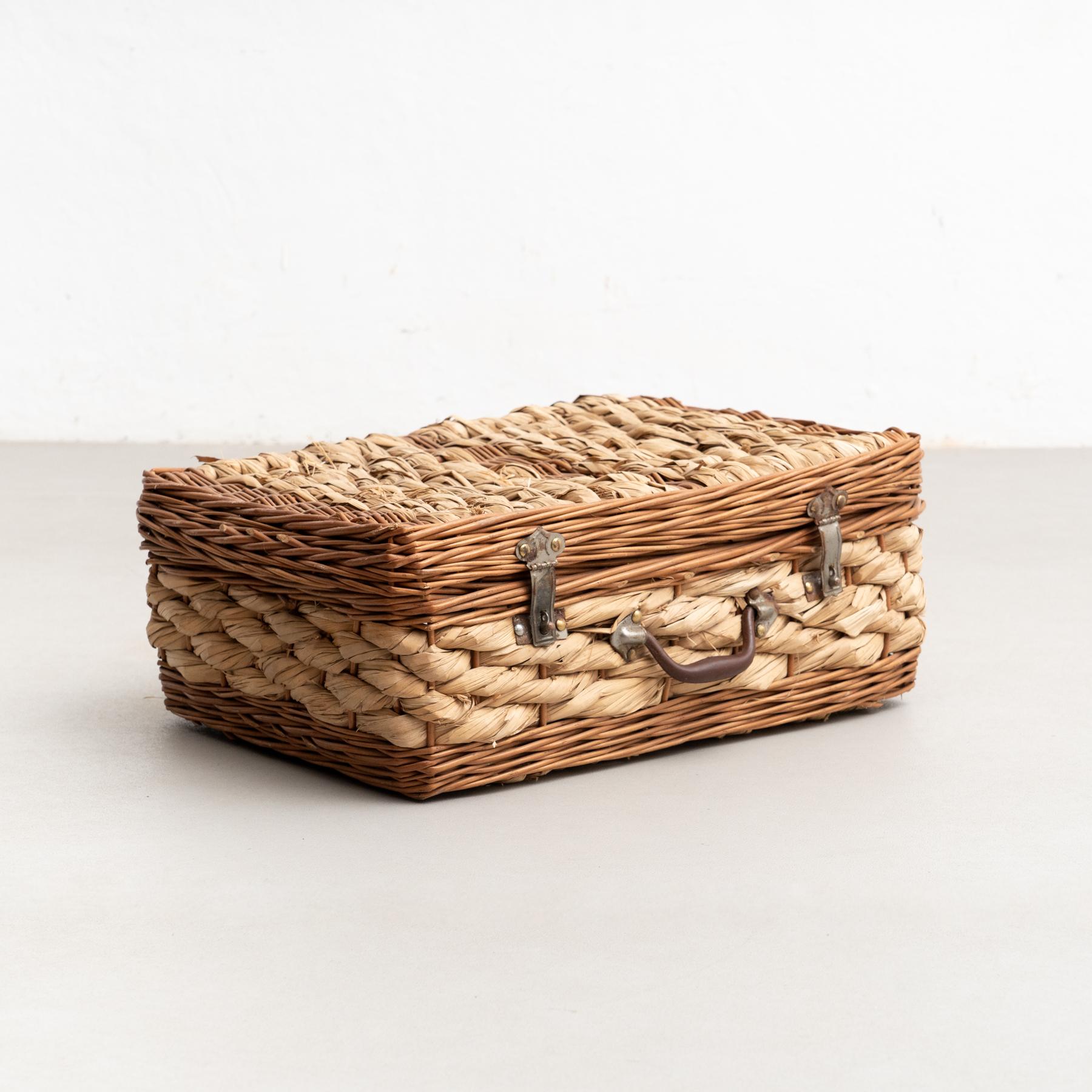 Vintage traditional woven wicker case in a classic pattern.

Made by an unknown manufacturer, in France, circa 1940

Materials:
Wicker.

In original condition, with minor wear consistent of age and use, preserving a beautiful patina.