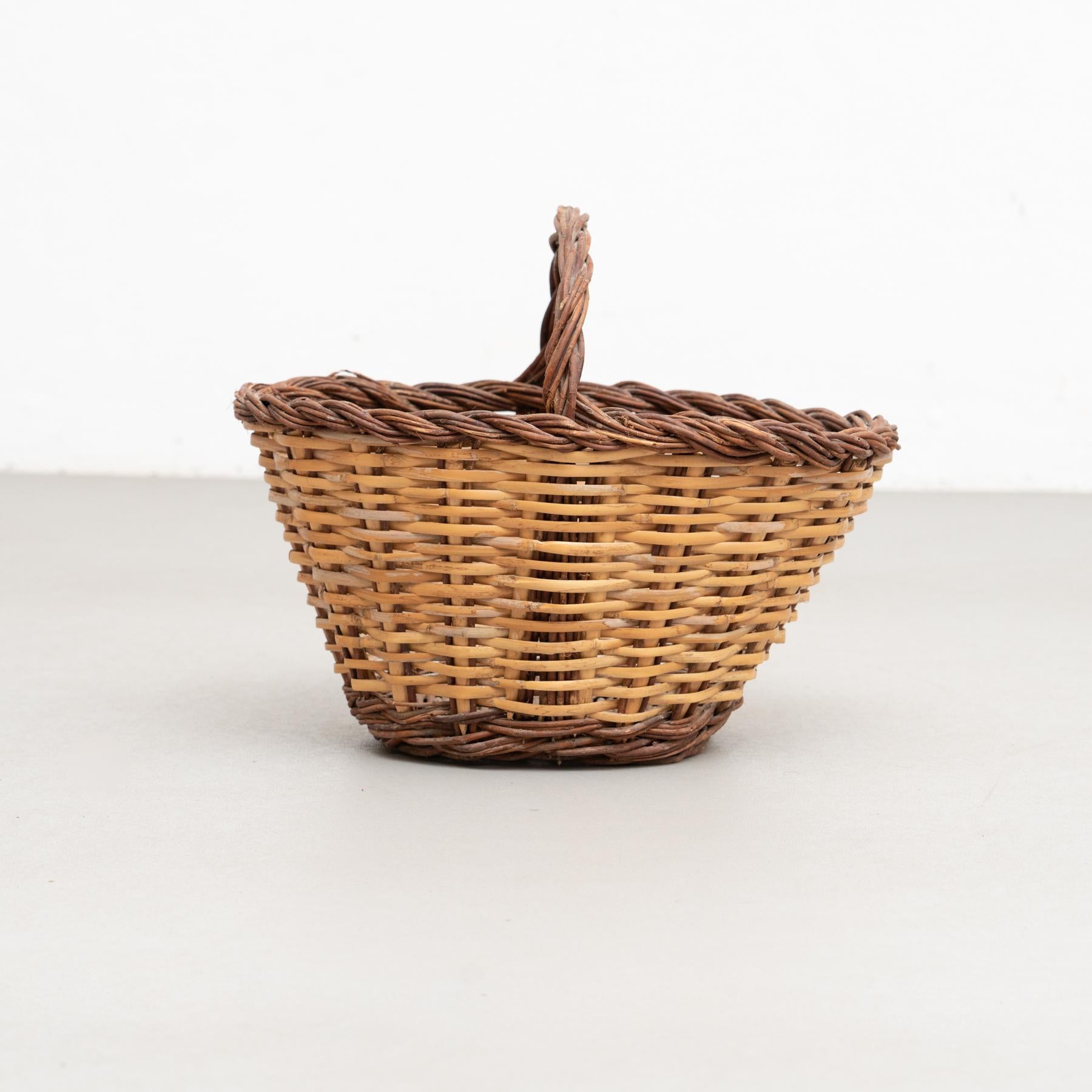 Wicker Vintage Picnic Basket, circa 1940 For Sale 3