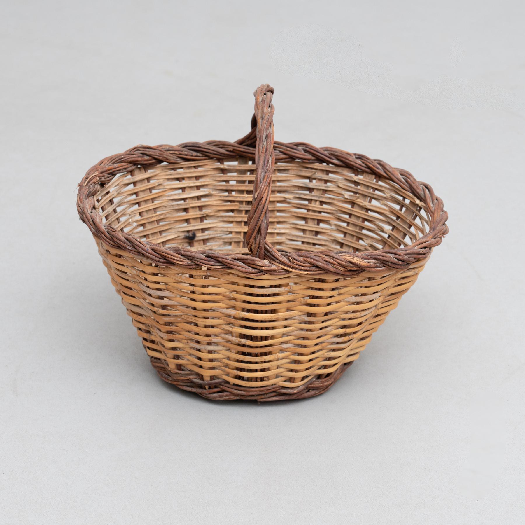 Wicker Vintage Picnic Basket, circa 1940 For Sale 5