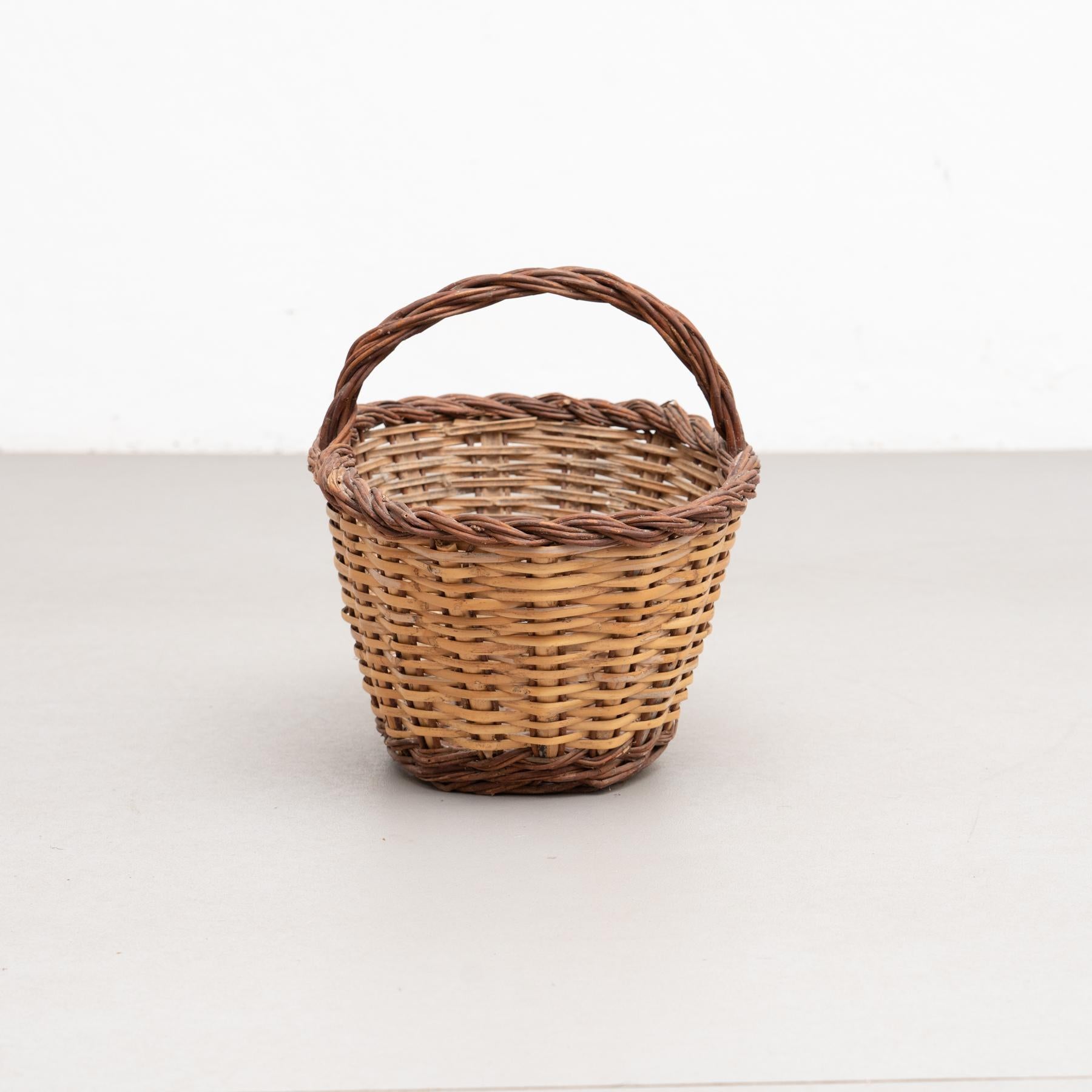 Wicker Vintage Picnic Basket, circa 1940 For Sale 6