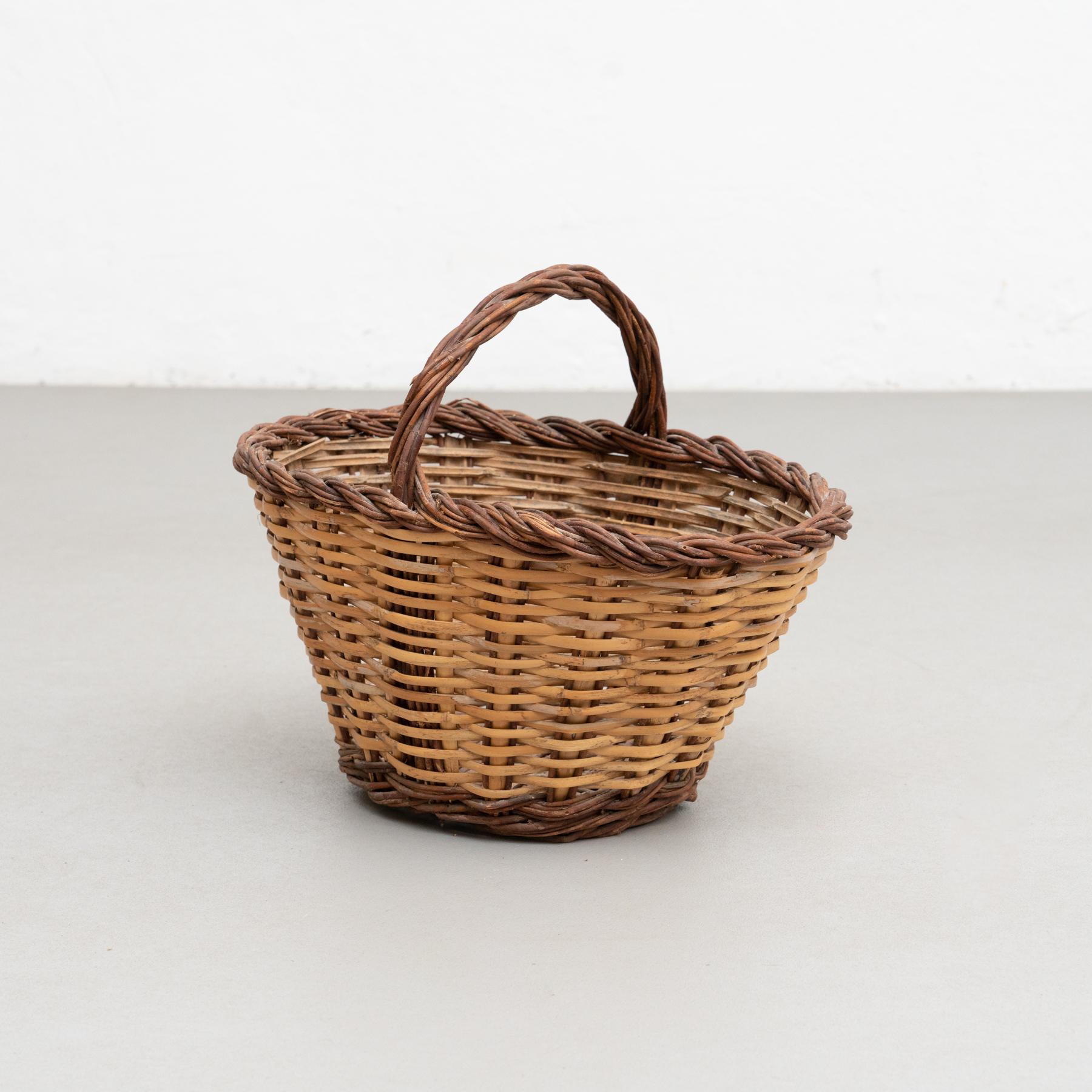 Traditioneller Picknickkorb aus Weidengeflecht mit klassischem Muster.

Hergestellt von einem unbekannten Hersteller, in Frankreich, um 1940

Materialien:
Weide.

Originaler Zustand mit geringen alters- und gebrauchsbedingten
