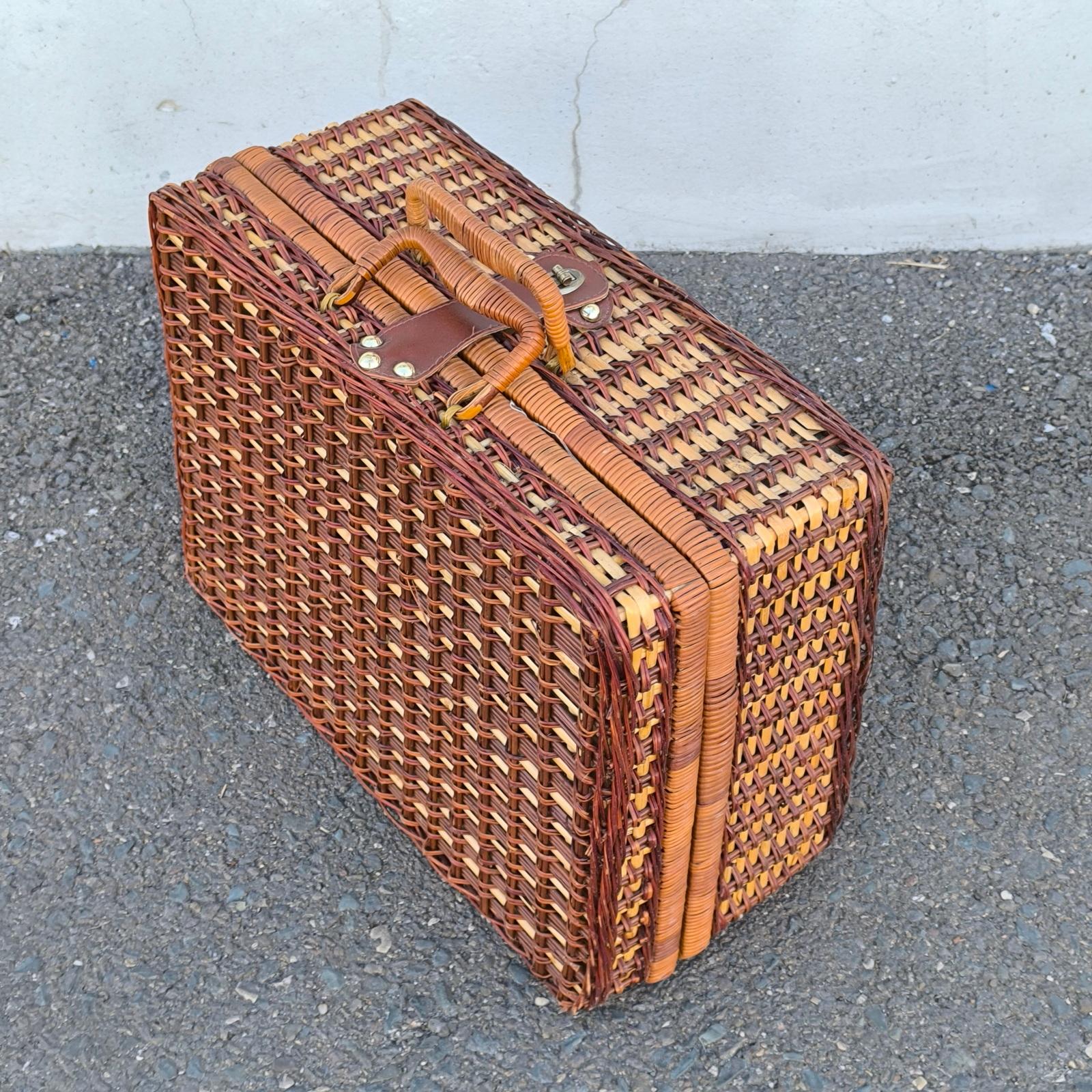 Traditioneller Vintage-Koffer aus Weidengeflecht mit klassischem Muster.
Hergestellt von einem unbekannten Hersteller in Frankreich um 1940

Im Inneren ein Servierset mit 4 Plastikschüsseln, Bechern und Besteck sowie einer hellblau karierten