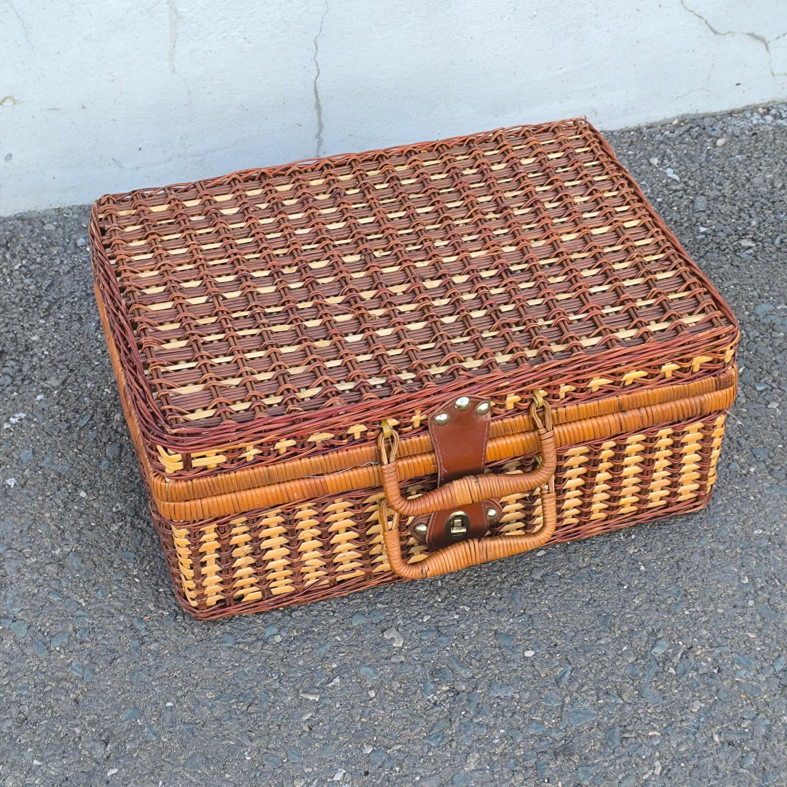 Vintage-Picknickkoffer aus Weide, Korb, um 1940 (Moderne der Mitte des Jahrhunderts) im Angebot