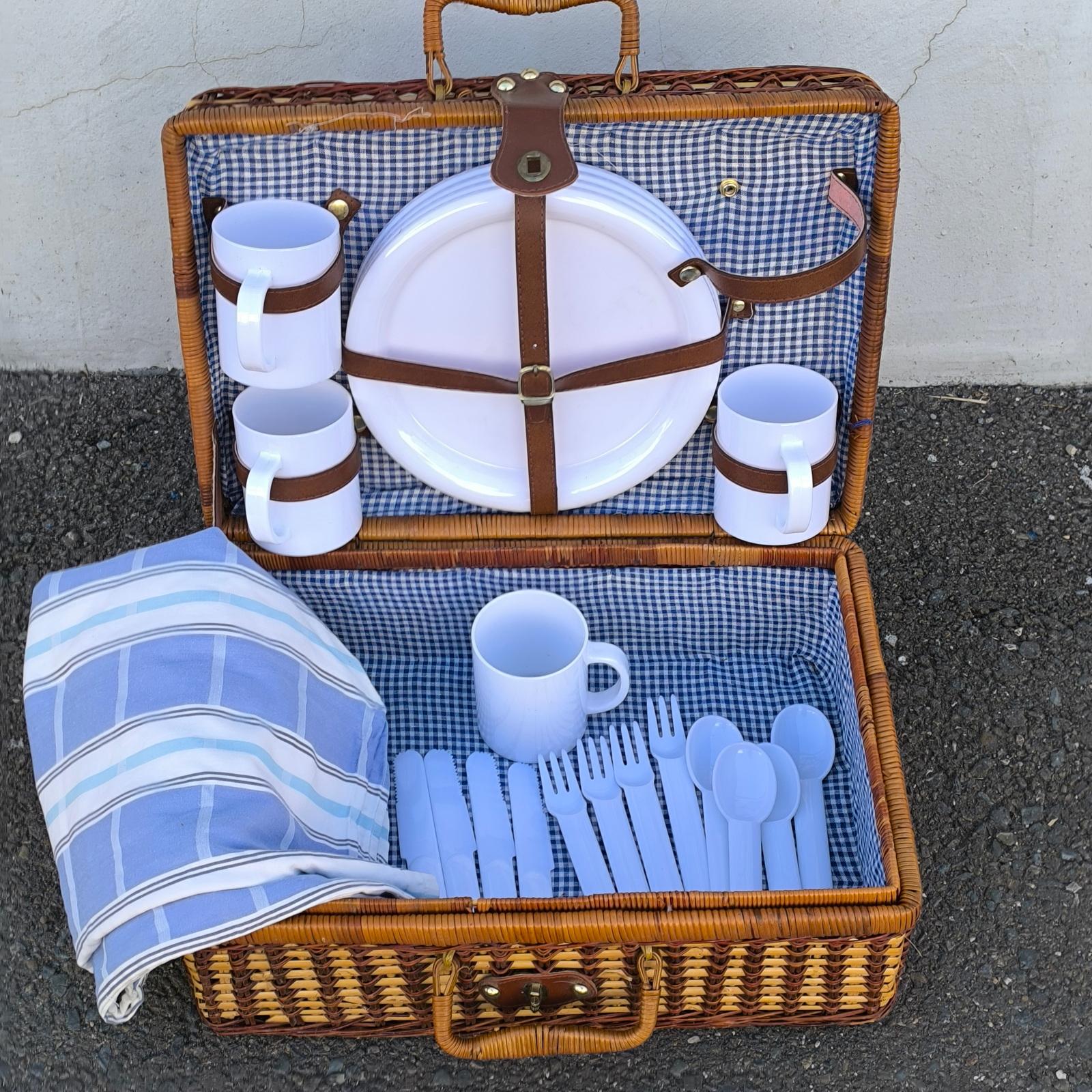 Vintage-Picknickkoffer aus Weide, Korb, um 1940 im Angebot 1