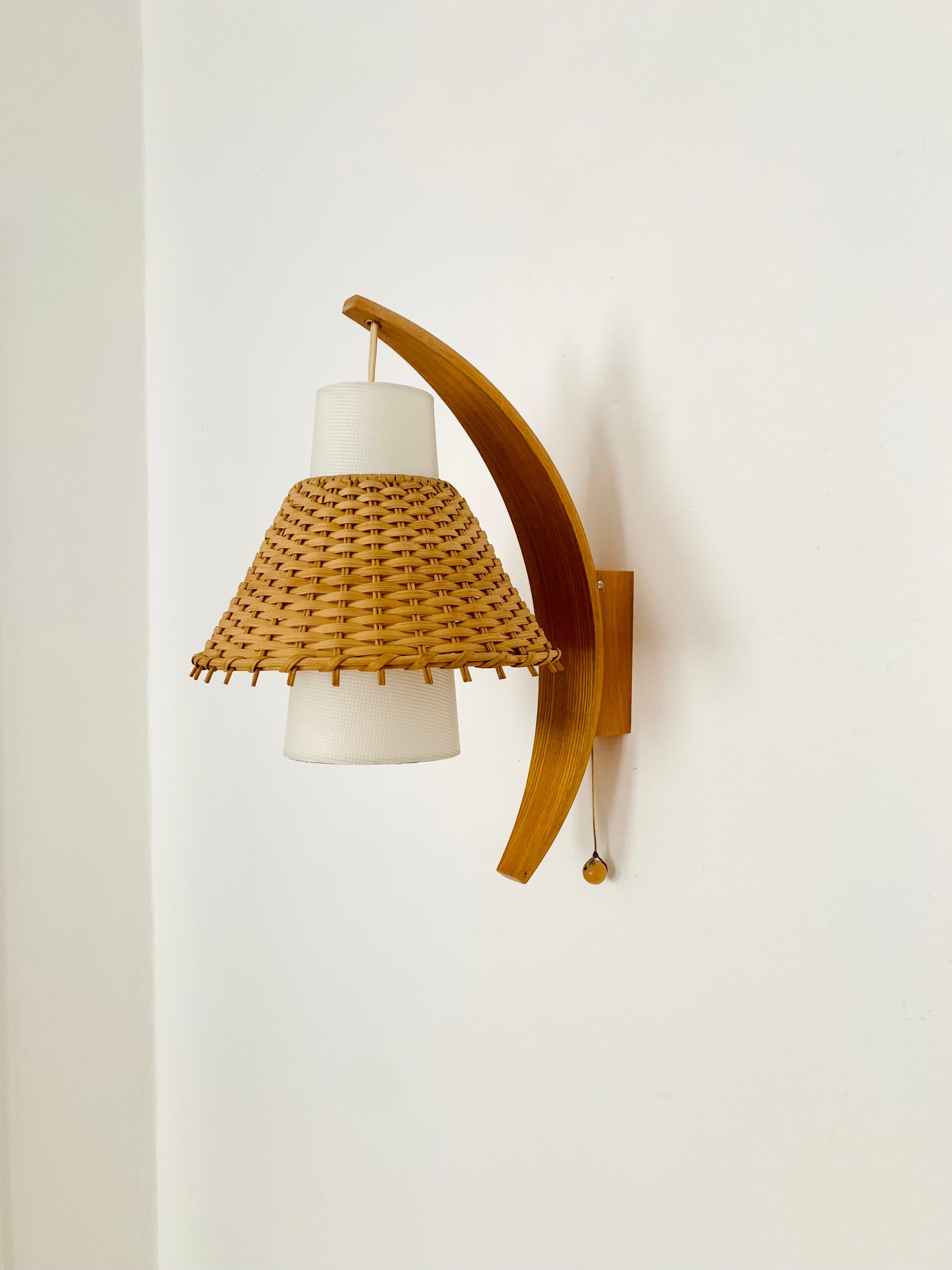 Beautiful wall lamp from the 1950s.
Great and unusual design with a fantastically comfortable look.
Very nice details and loving processing.
A cozy light is created.

Condition:

Very good vintage condition with slight signs of wear