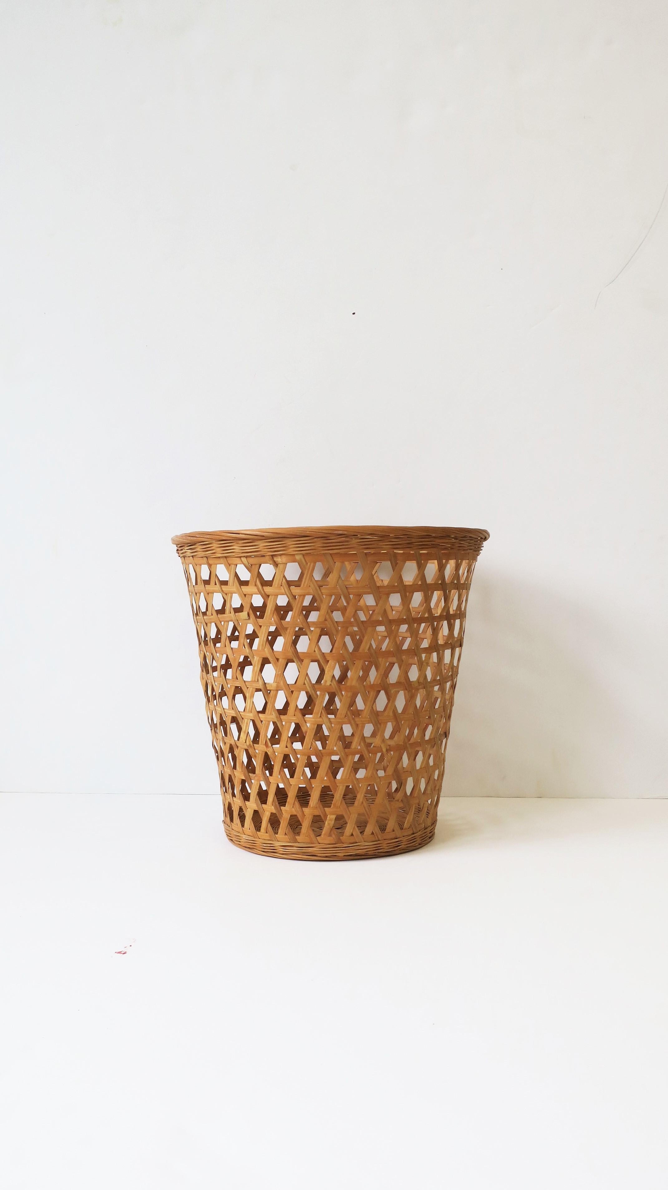 Wicker Wastebasket or Trash Can In Good Condition In New York, NY