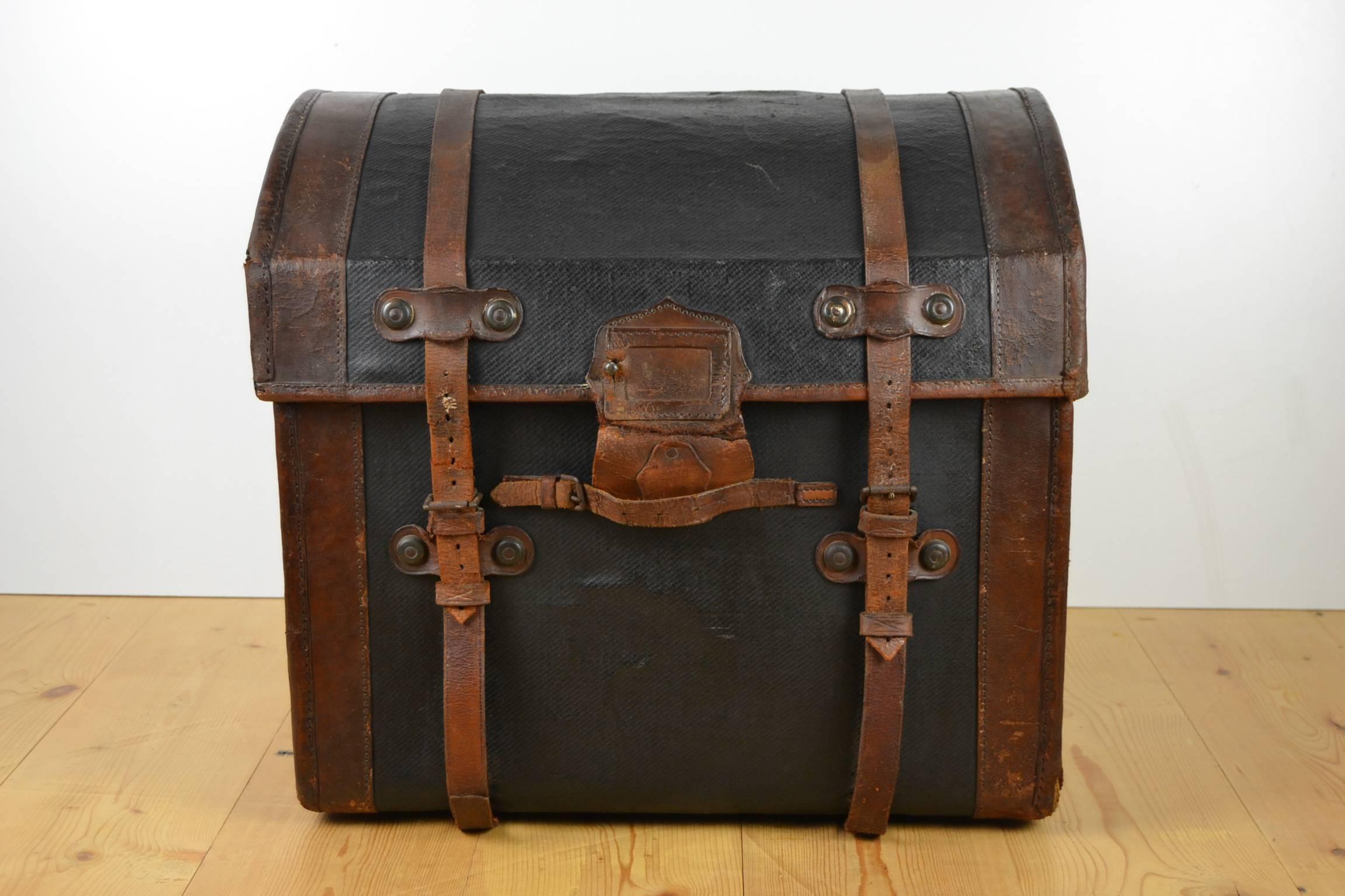 Antique Victorian dome top steamer trunk - travel chest.
This late 19th century steam trunk is made of strong wicker and wood ,
Covered with black canvas.
This black antique luxury suitcase has brown leather straps,
Leather handles, a brass lock