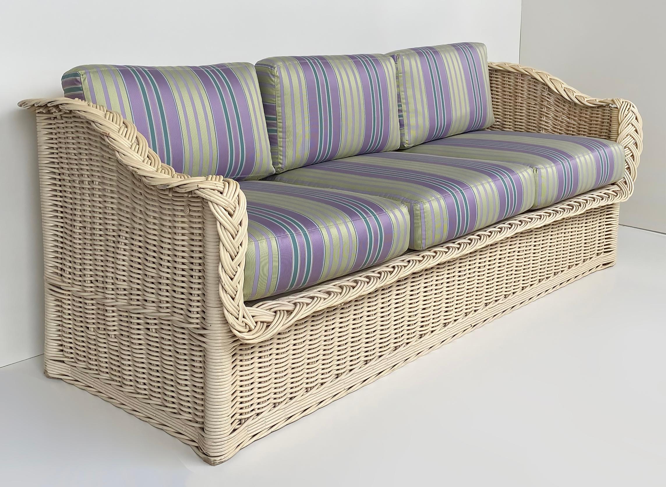 Henry Link Coastal Neu gepolsterte Rattan-Clubstühle, bemaltes Paar im Angebot 13