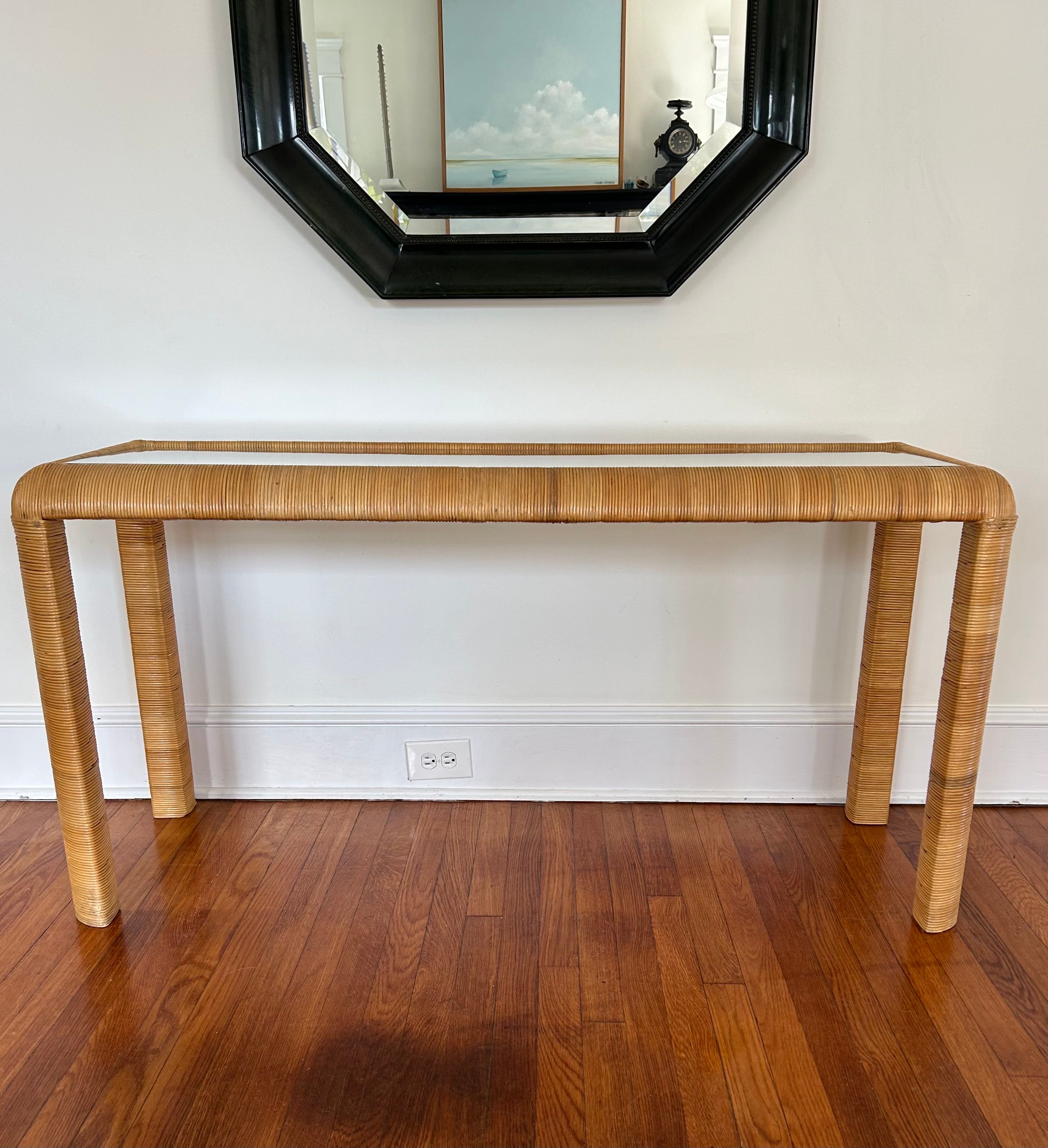 Estilo clásico en esta consola envuelta en mimbre con tapa de cristal. Ligera y ventosa. Construcción sólida con mimbre bien envuelto.
De acera a NYC/Philly 400 dólares