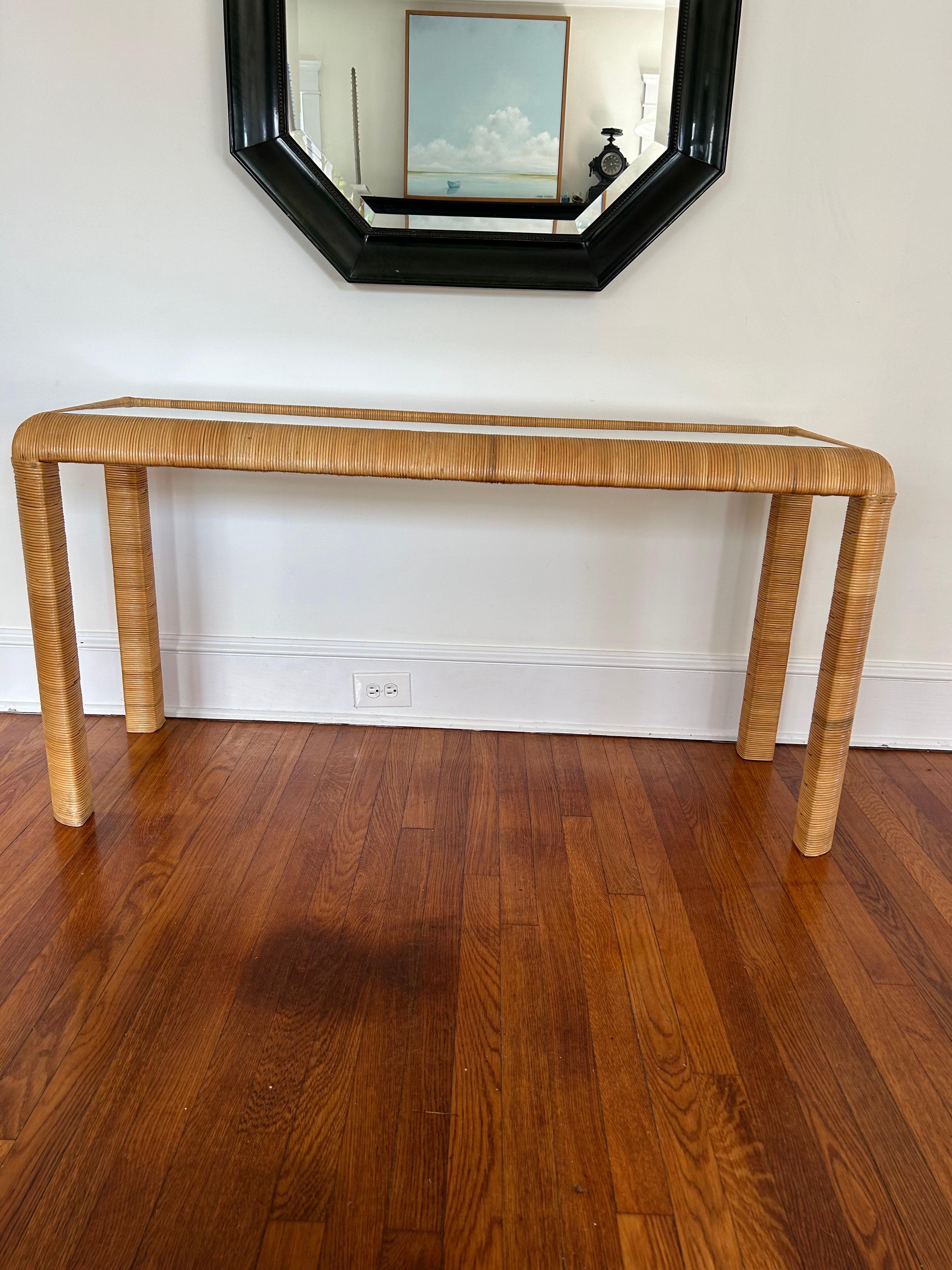 Consola de mimbre con tapa de cristal siglo XX en venta