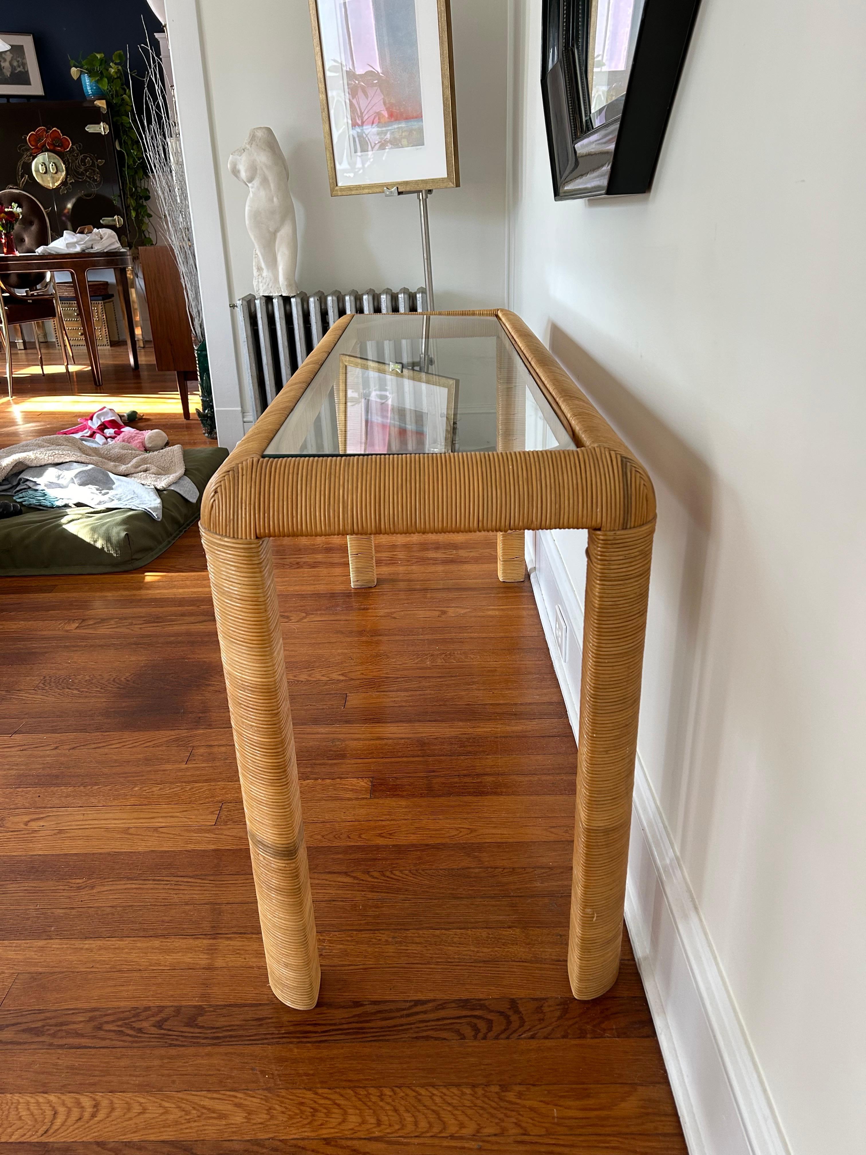 Consola de mimbre con tapa de cristal en venta 1