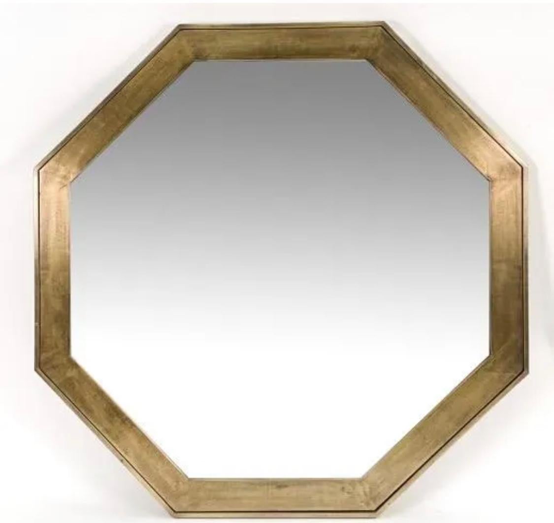 Fabriqués par les excellents artisans de Widdicomb Furniture Co. pour John Stuart Inc. au début des années 1970, nous avons une paire de ces miroirs muraux de 37 pouces de diamètre dans un cadre hexagonal moderniste en laiton massif patiné. Câblé