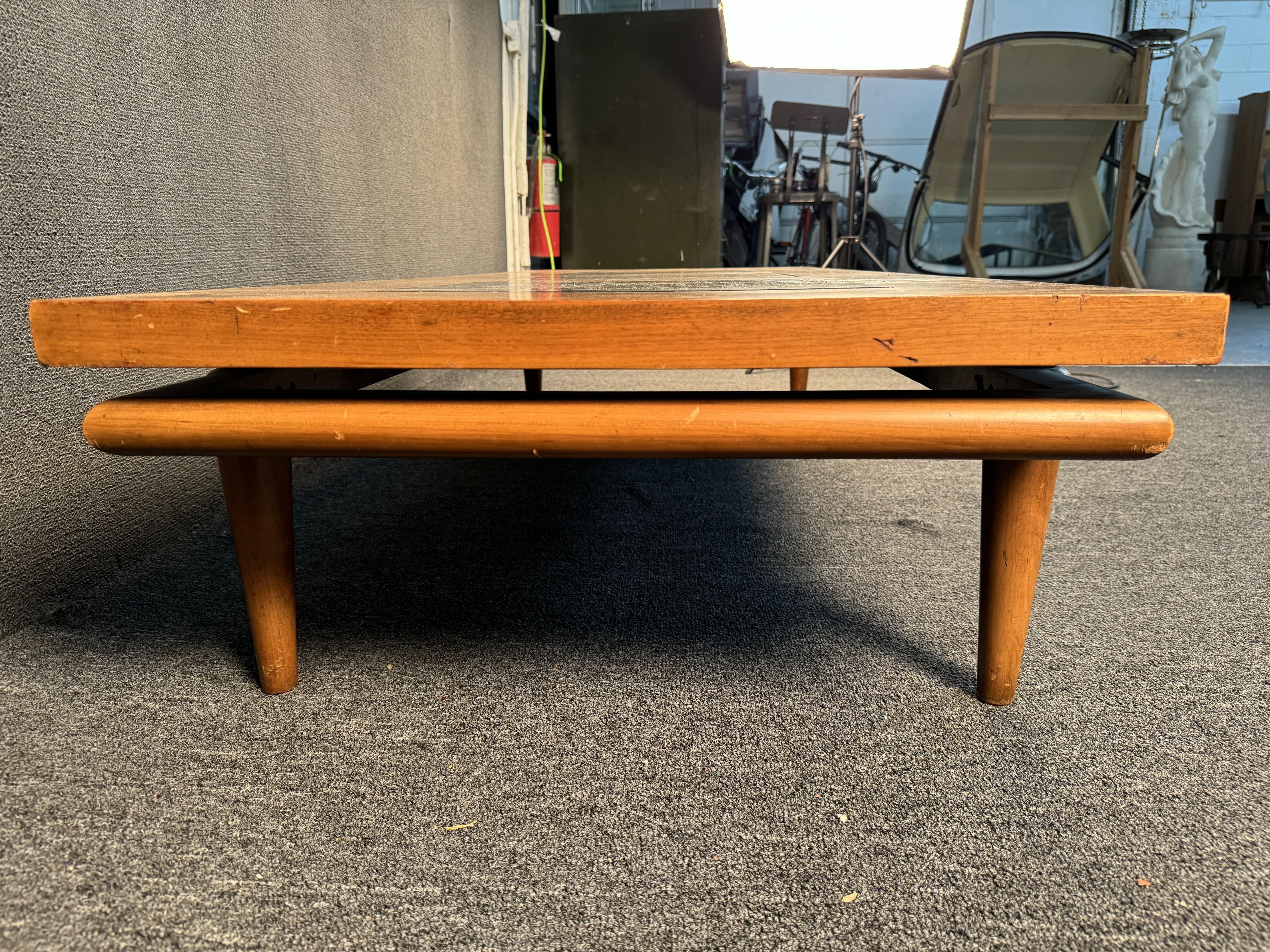 Mesa baja flotante de madera y piedra Widdicomb en venta 4