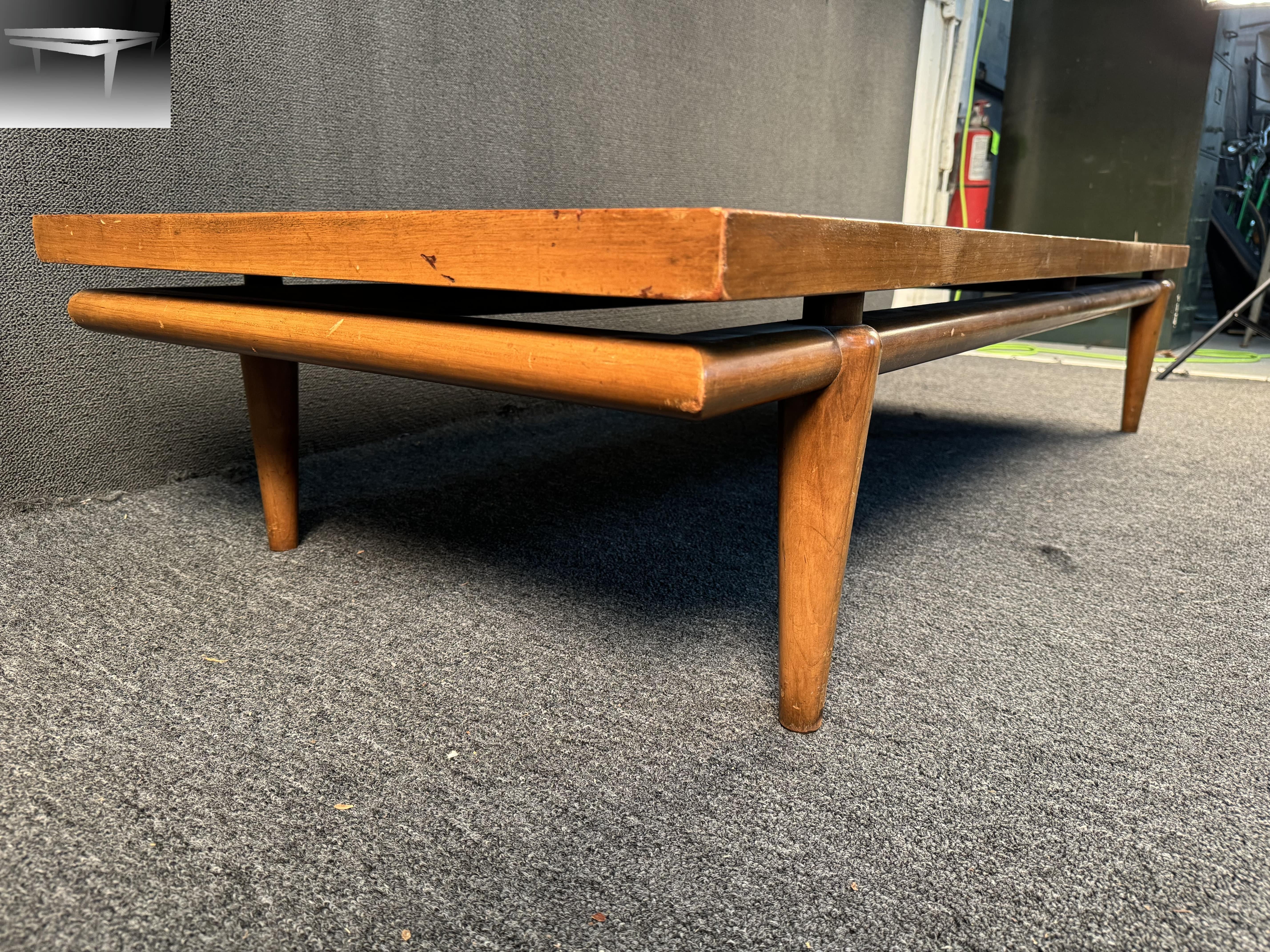 Mesa baja flotante de madera y piedra Widdicomb en venta 5