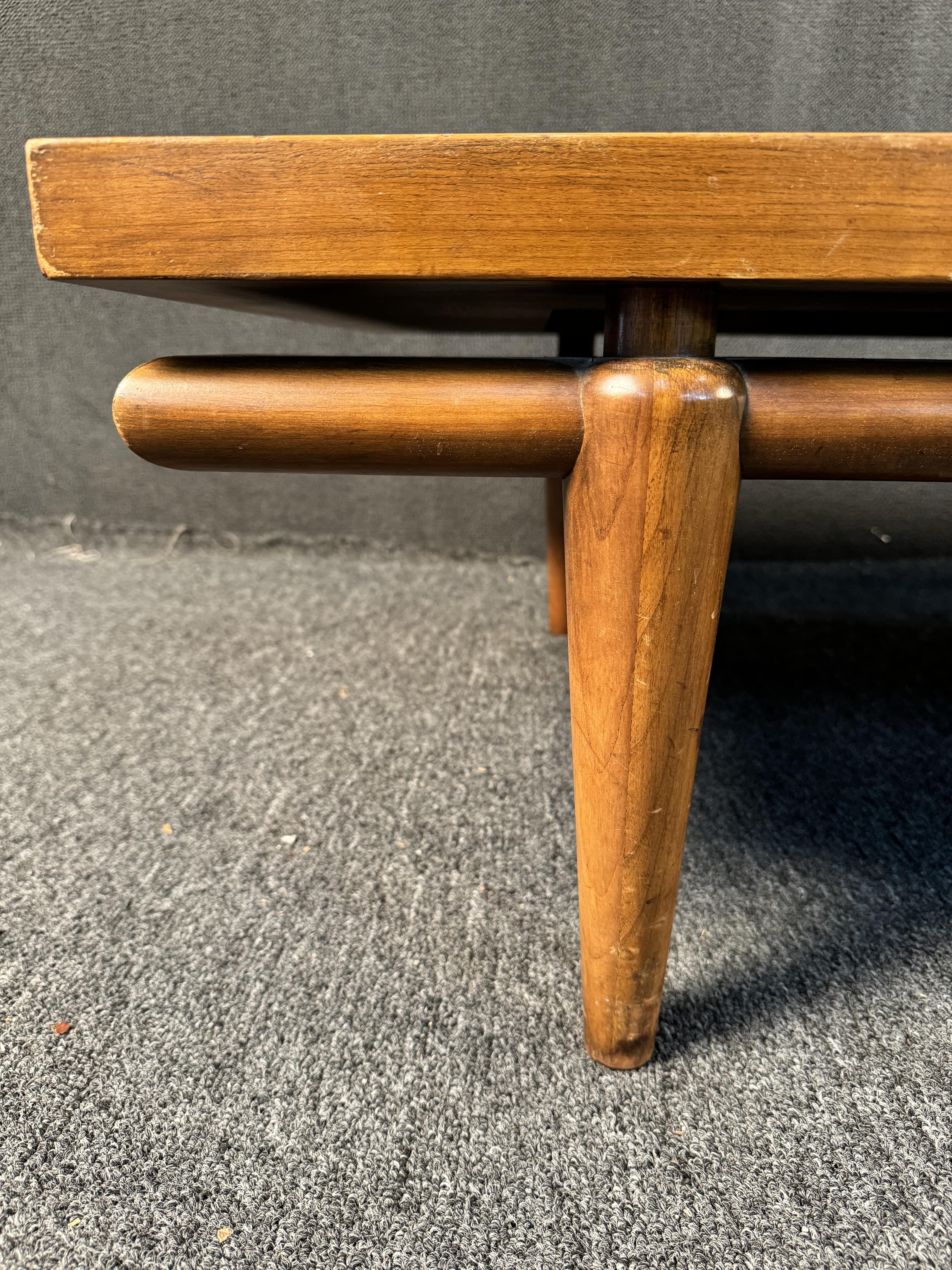 Mesa baja flotante de madera y piedra Widdicomb en venta 8