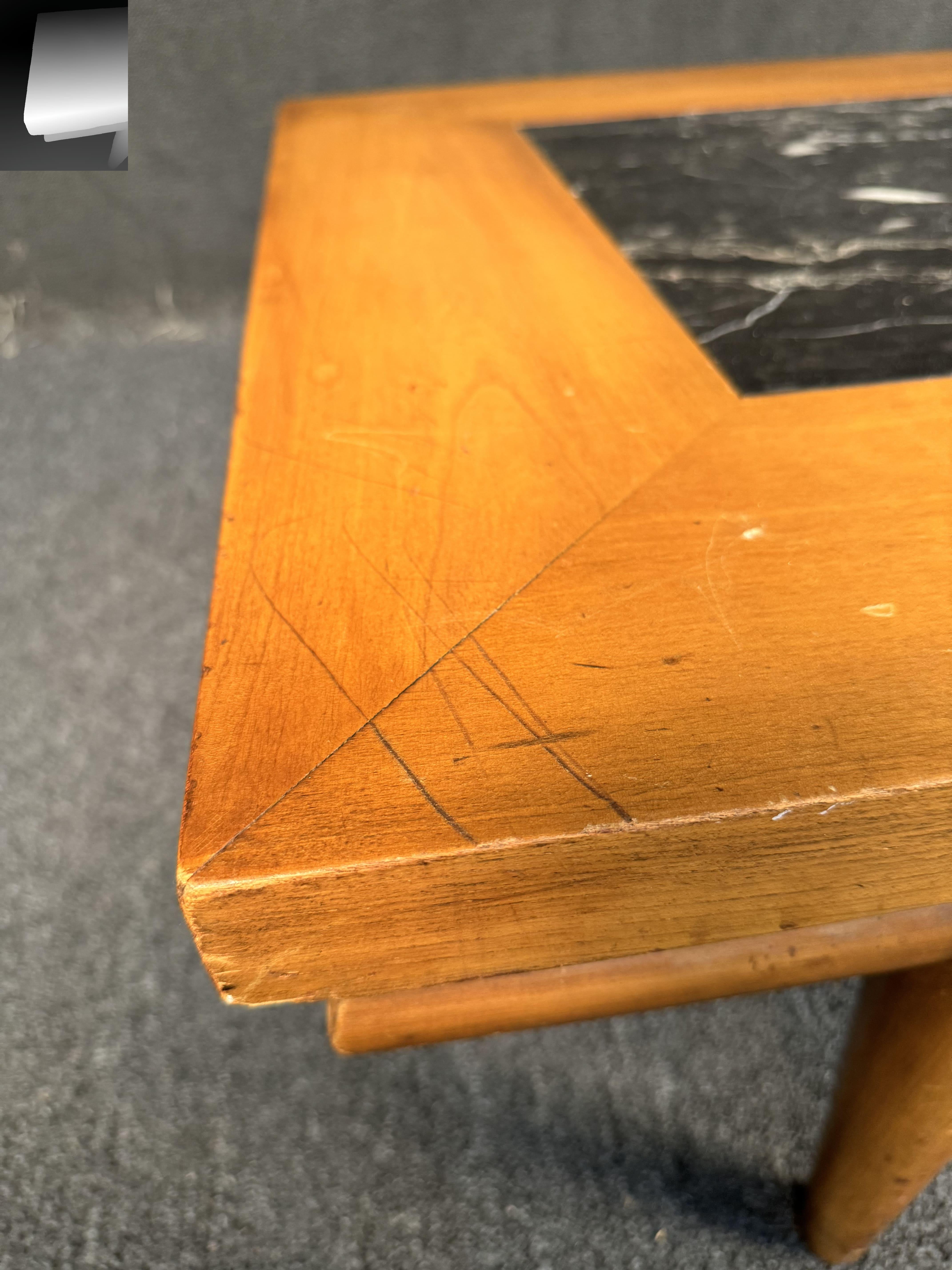 Mesa baja flotante de madera y piedra Widdicomb en venta 11