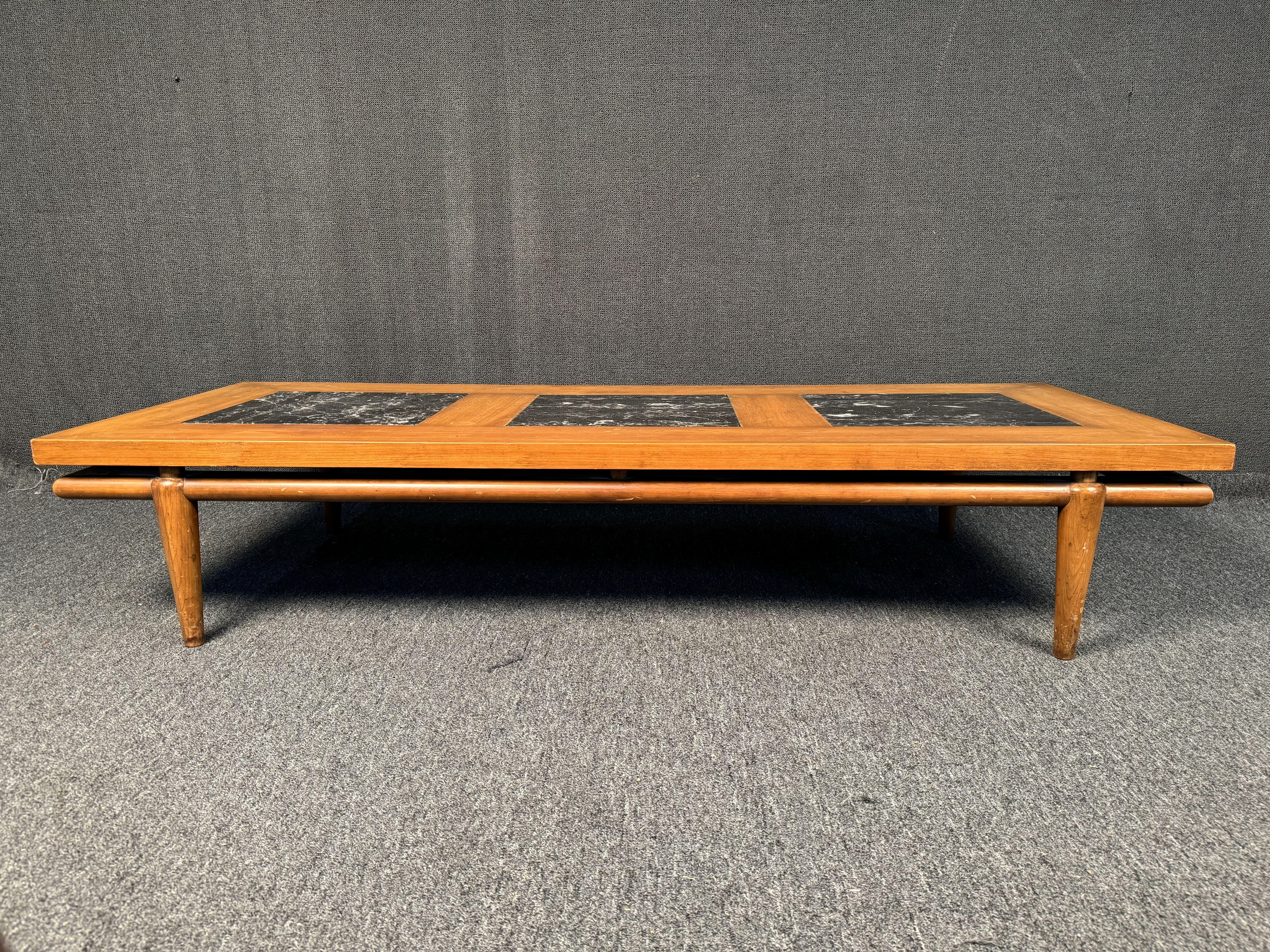 Mesa de centro grande de Widdicomb. Con grano de nogal y tres gruesos insertos de mármol. Bonitas patas cónicas, tablero flotante y armazón pesado y bien construido. Confirma la ubicación con el vendedor (NY o NJ)