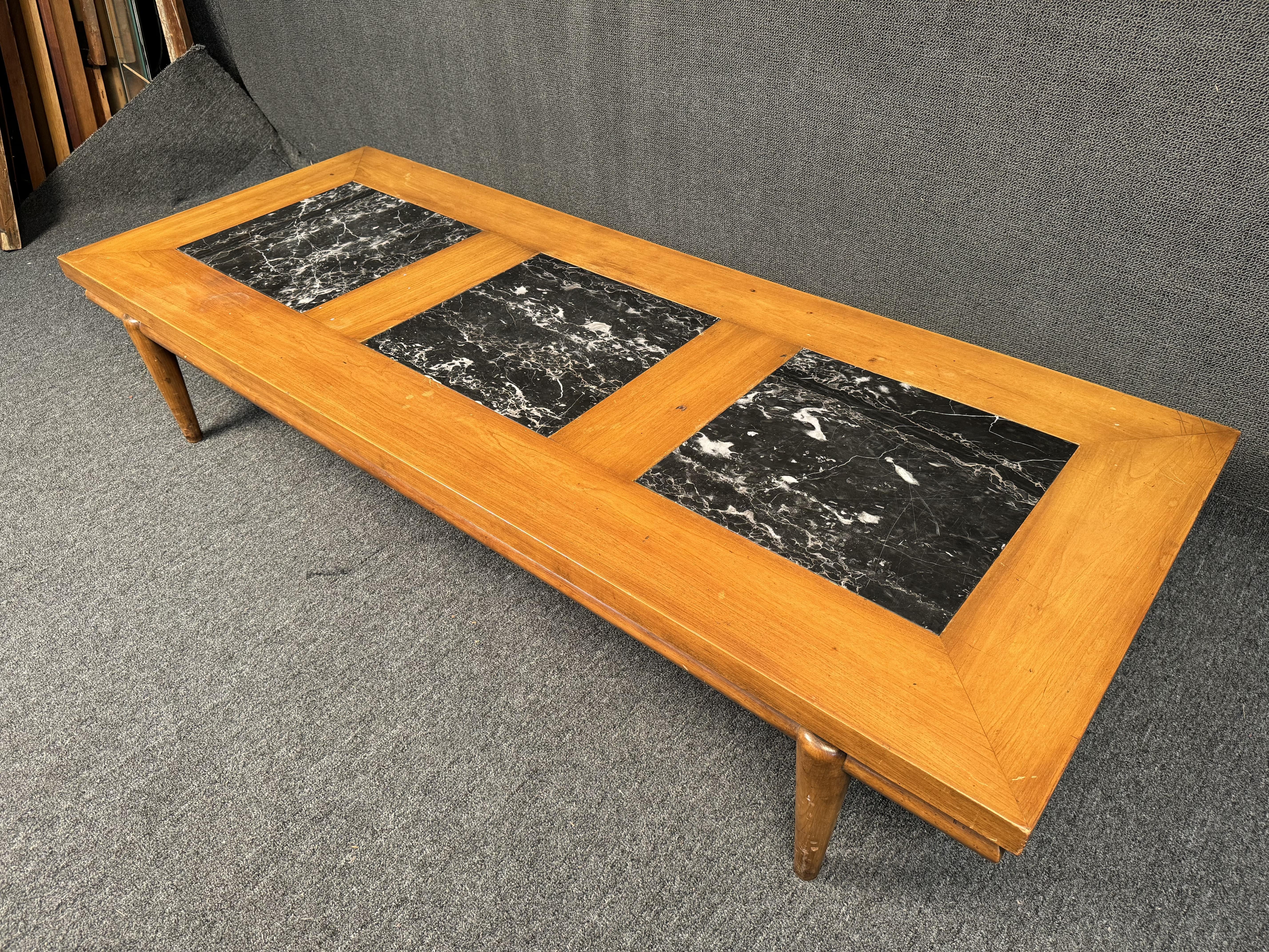 Mesa baja flotante de madera y piedra Widdicomb Madera en venta