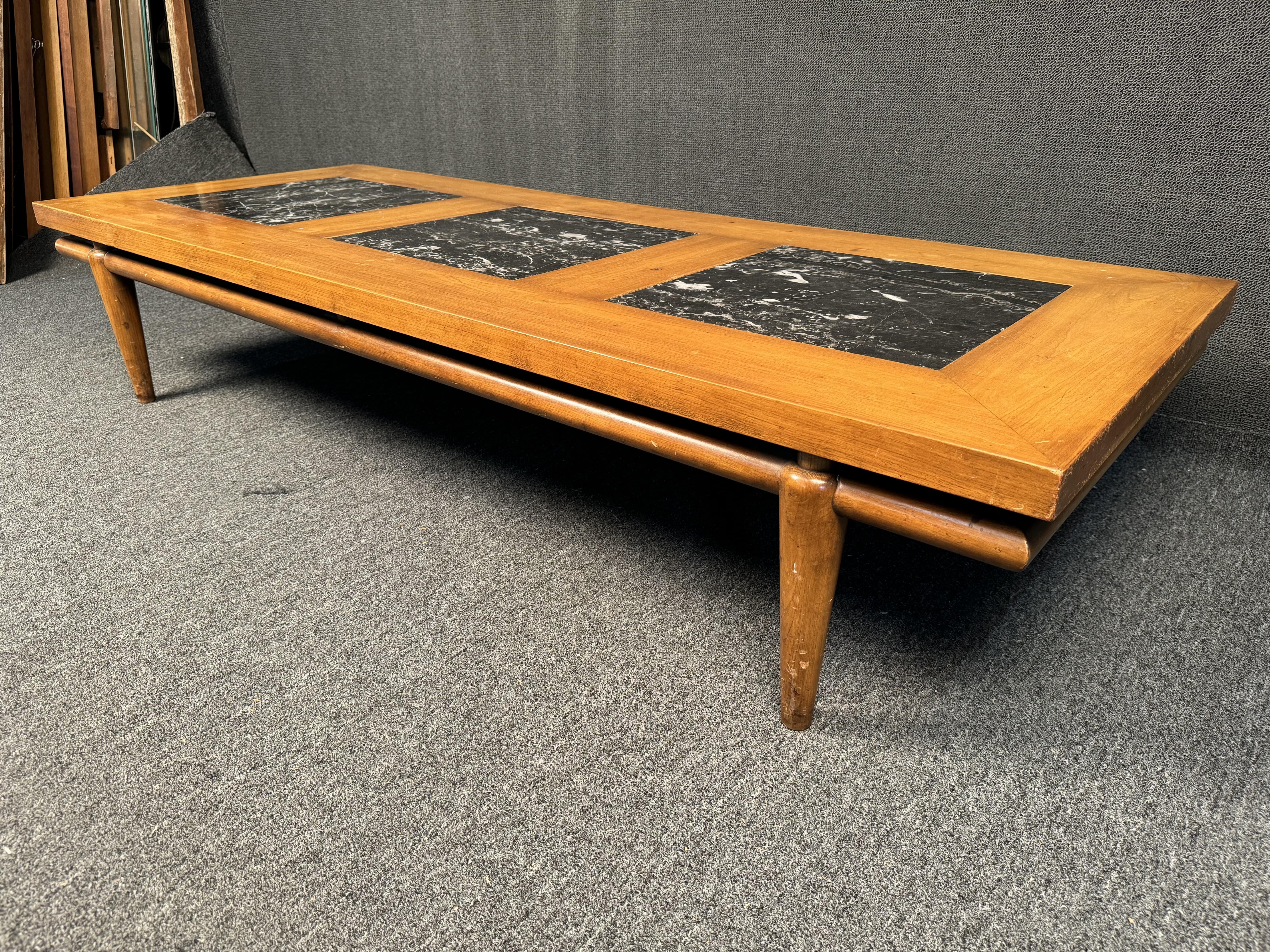 Mesa baja flotante de madera y piedra Widdicomb en venta 1