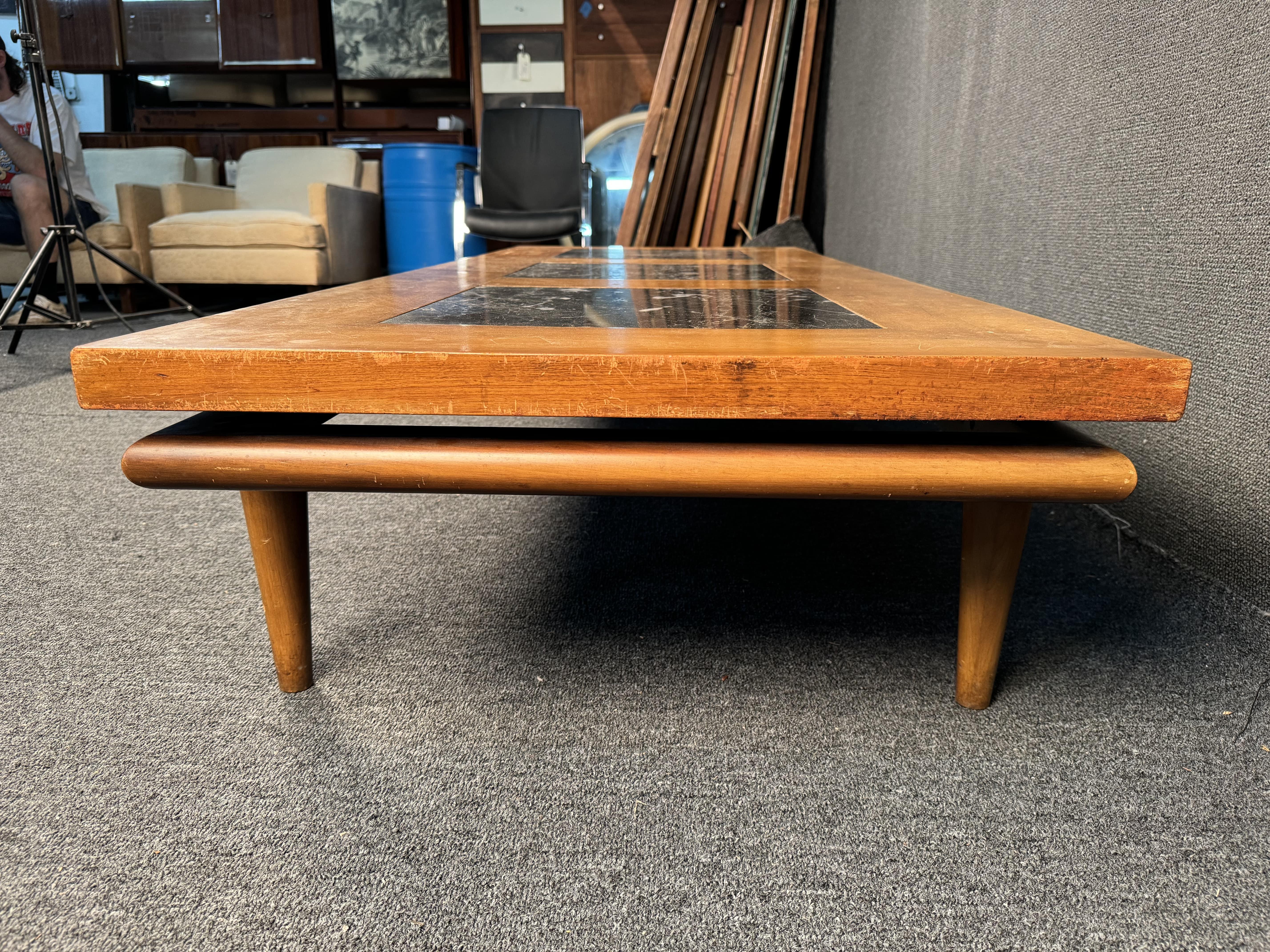Mesa baja flotante de madera y piedra Widdicomb en venta 2