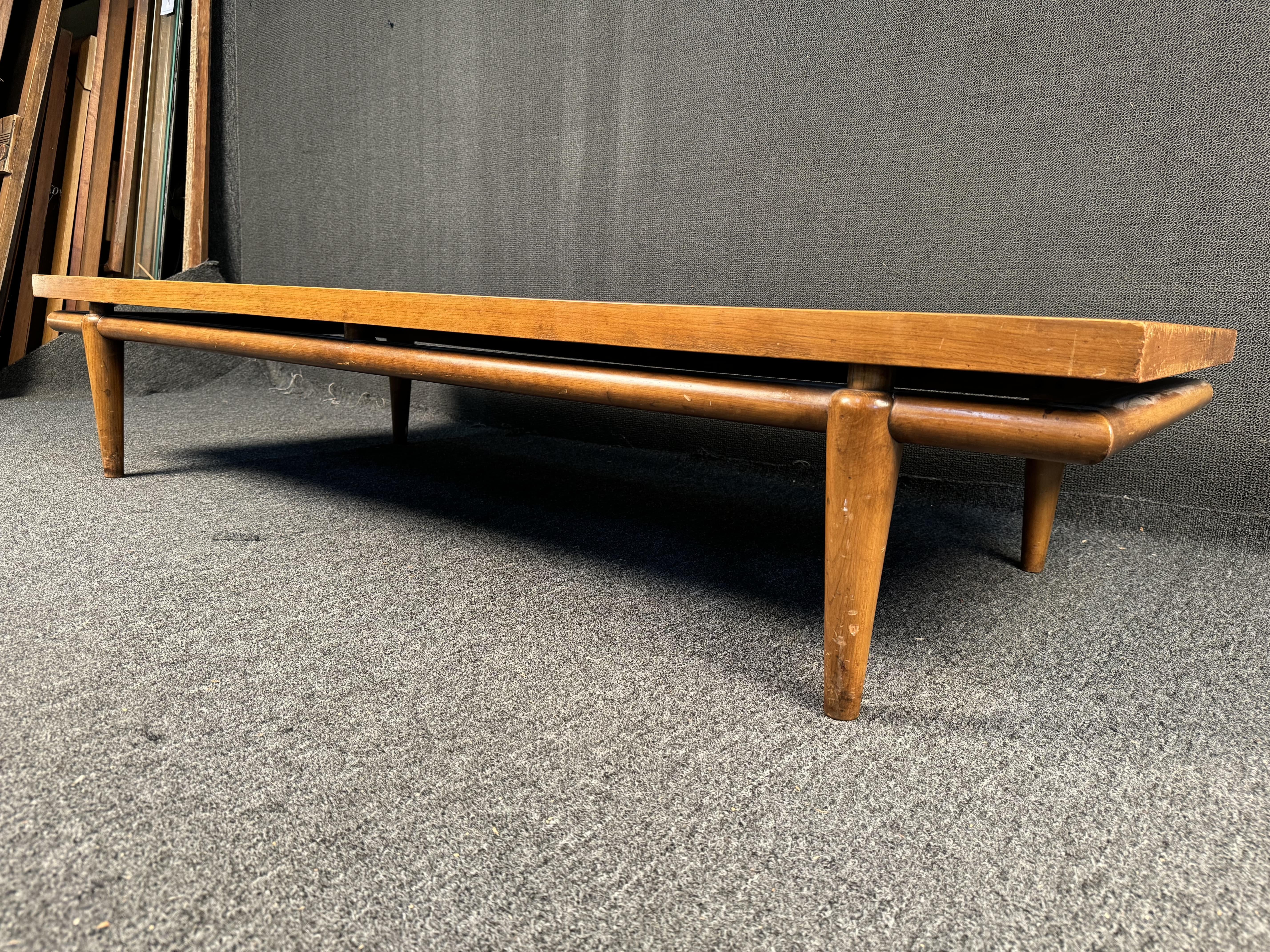 Mesa baja flotante de madera y piedra Widdicomb en venta 3