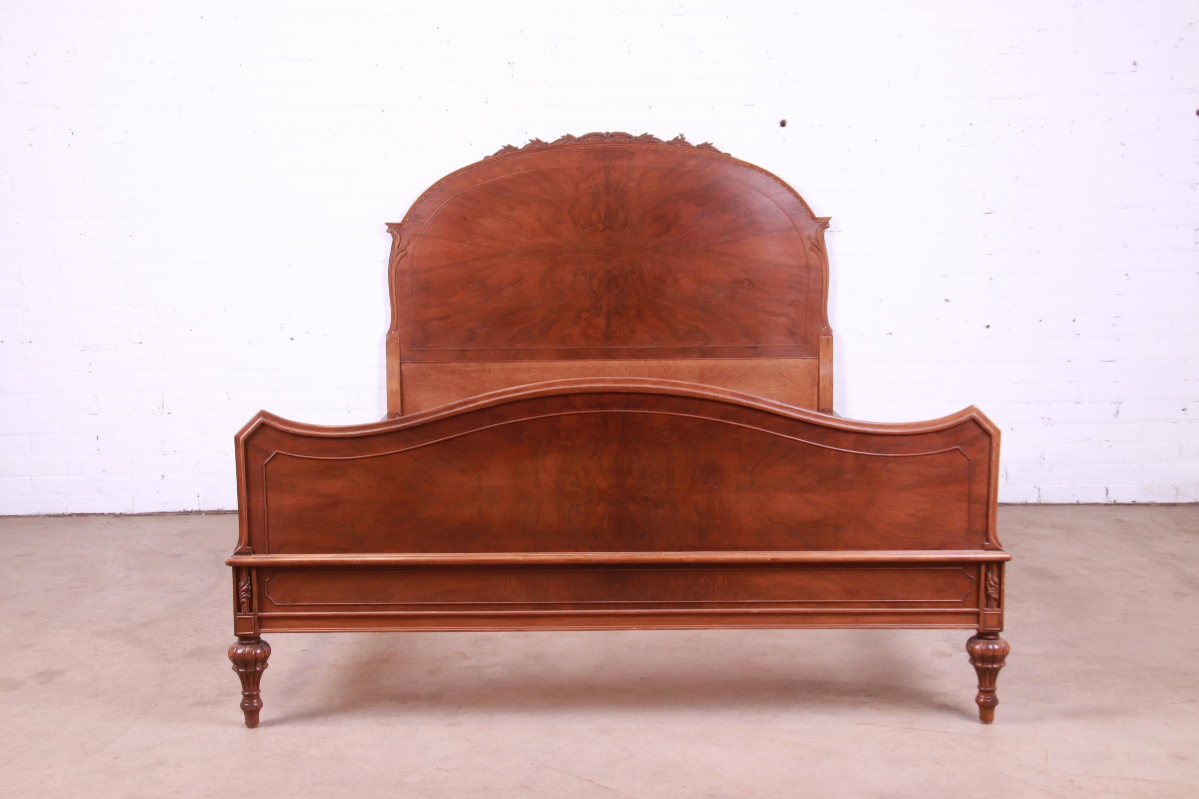A gorgeous French Regency Louis XVI style carved burled walnut full size bed frame

By Widdicomb

USA, Circa 1920s

Measures: 57.5